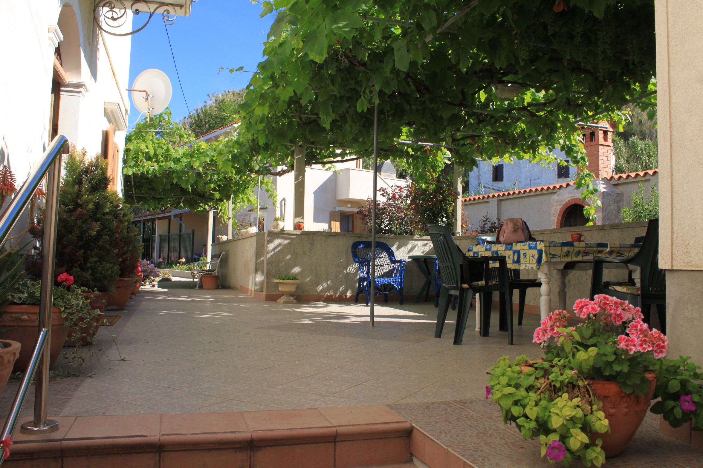 One bedroom apartment with terrace and sea view Susak, Lošinj (A-8050-b)