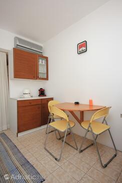 Dining room Mali Lošinj, Dining room in the studio-apartment, dostupna klima i dopusteni kucni ljubimci.