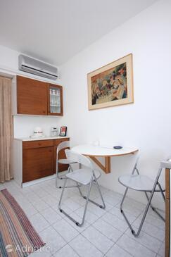 Dining room Mali Lošinj, Dining room in the studio-apartment, dostupna klima i dopusteni kucni ljubimci.