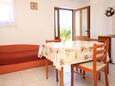 Valun, Comedor in the studio-apartment, air condition available, (pet friendly) y WiFi.