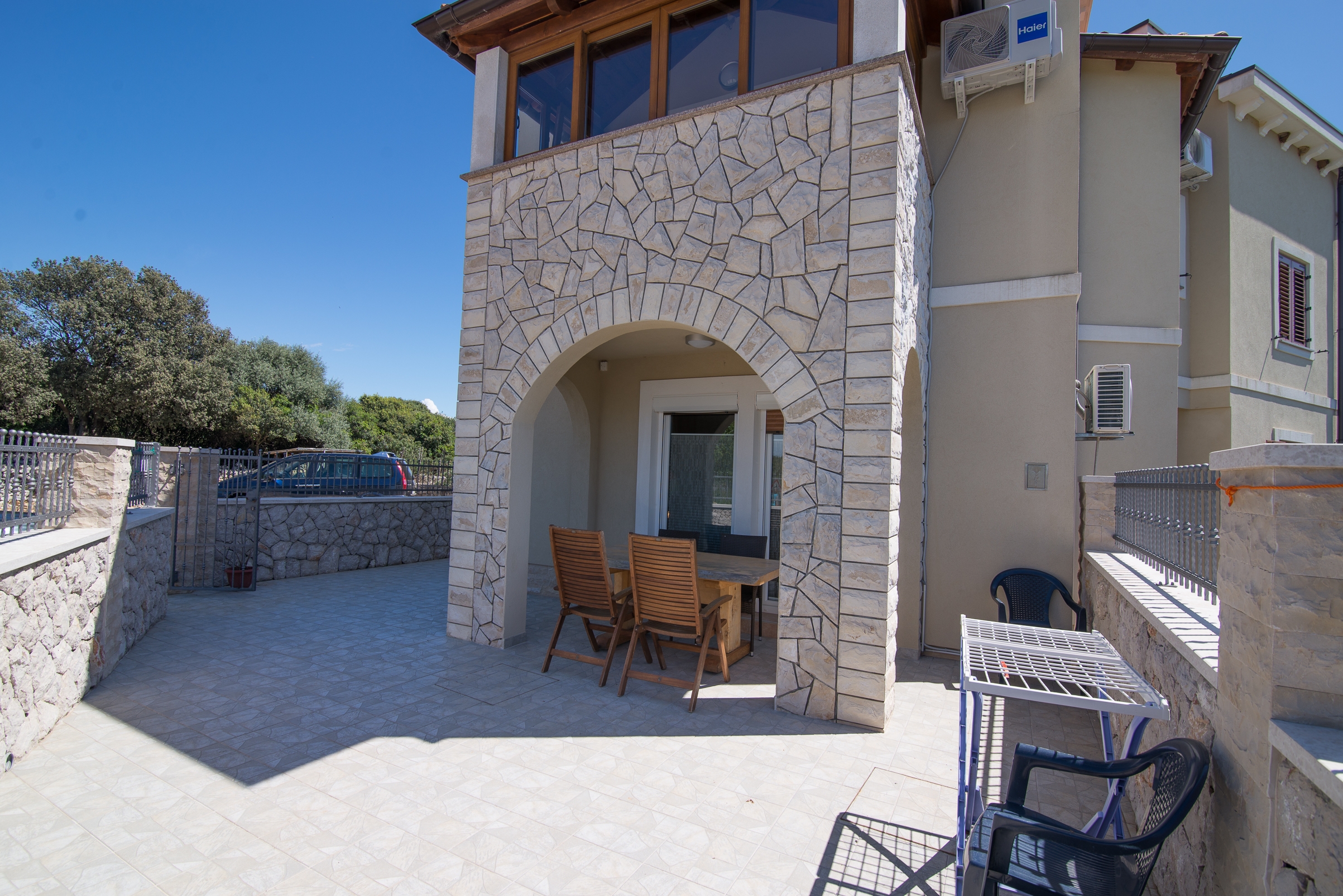 One bedroom apartment with terrace Punta križa, Cres  A-b