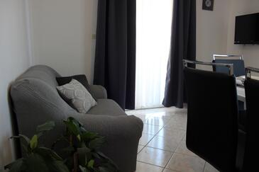 Sali, Sala de estar in the apartment, air condition available y WiFi.