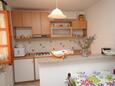 Kuchyně Osor, Kuchyně v ubytování typu apartment, s klimatizací.
