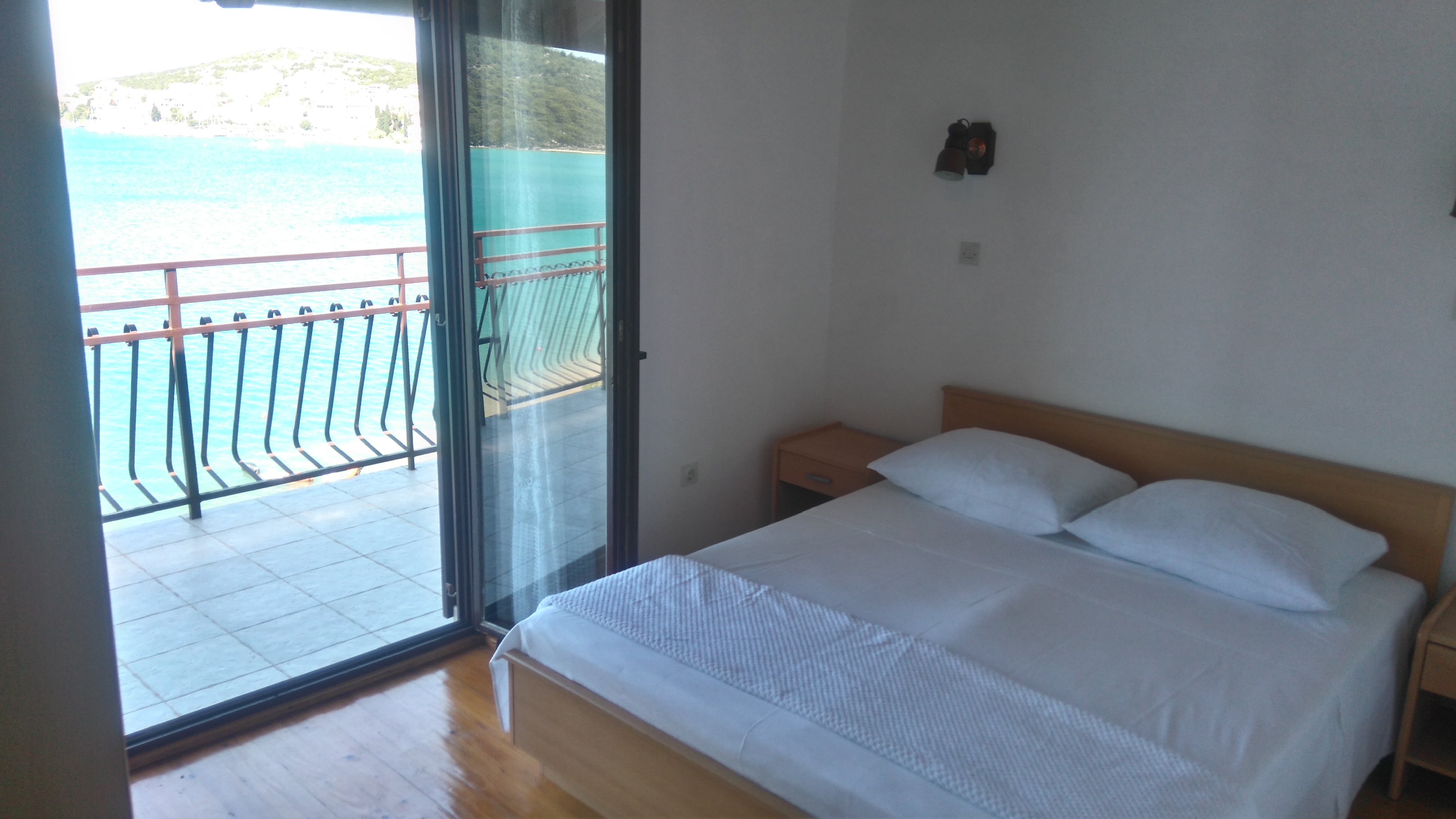 Two bedroom apartment near beach Tisno, Murter  A-a