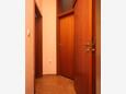 Božava, Chodba v ubytování typu apartment, domácí mazlíčci povoleni a WiFi.