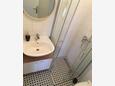 Božava, Koupelna v ubytování typu studio-apartment, domácí mazlíčci povoleni a WiFi.