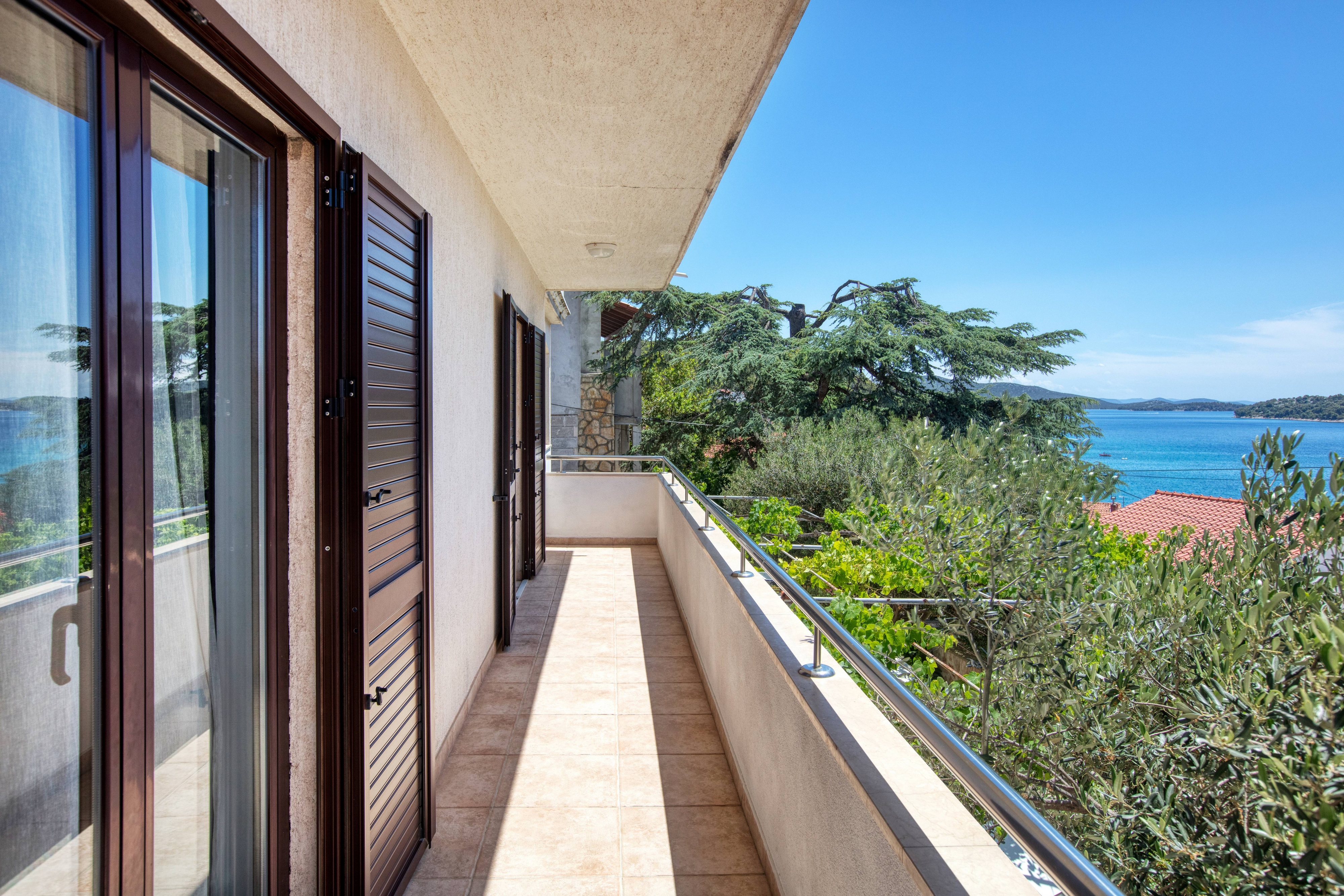 Three bedroom apartment with terrace and sea view Tisno, Murter  A-a