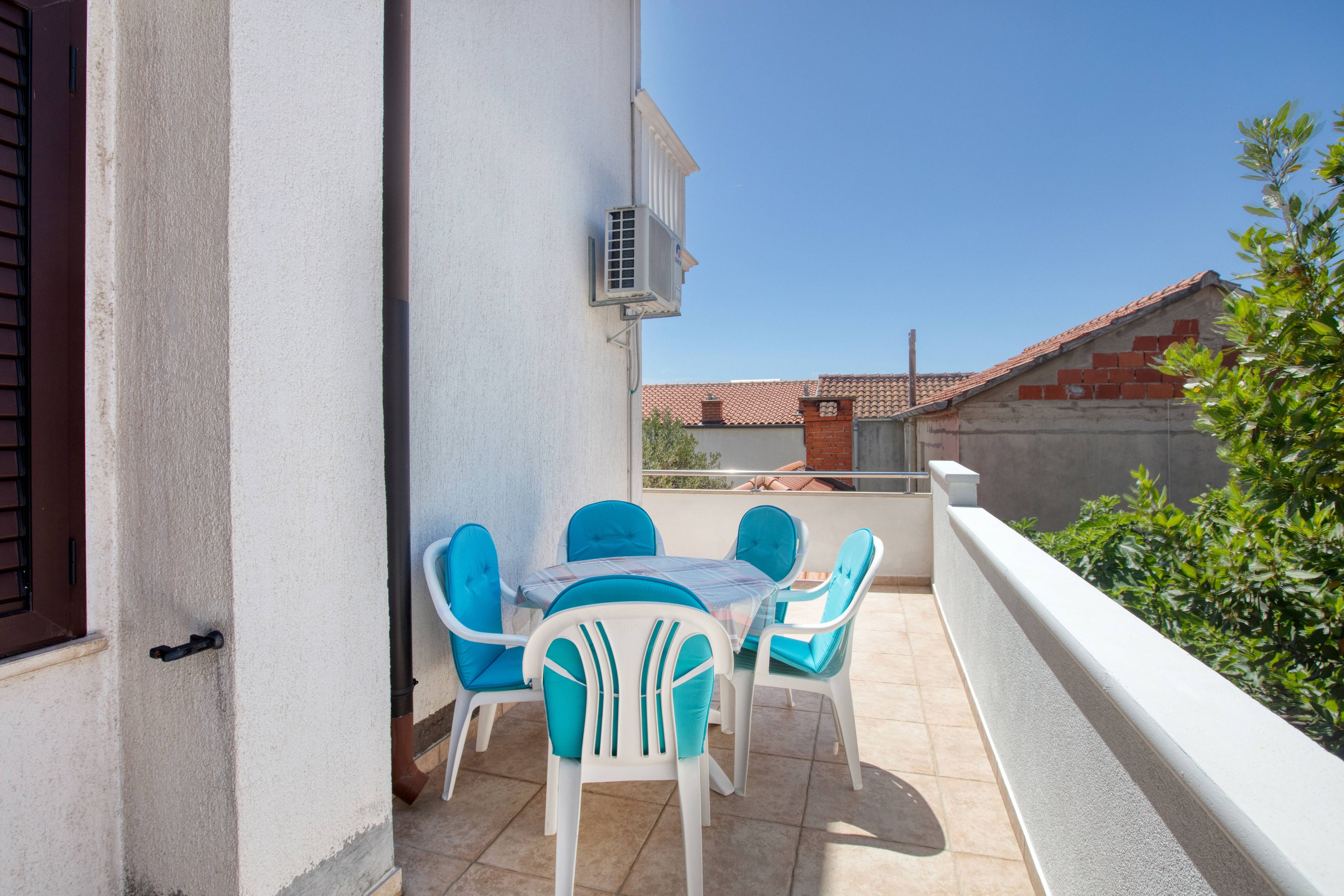 Three bedroom apartment with terrace and sea view Tisno, Murter  A-a