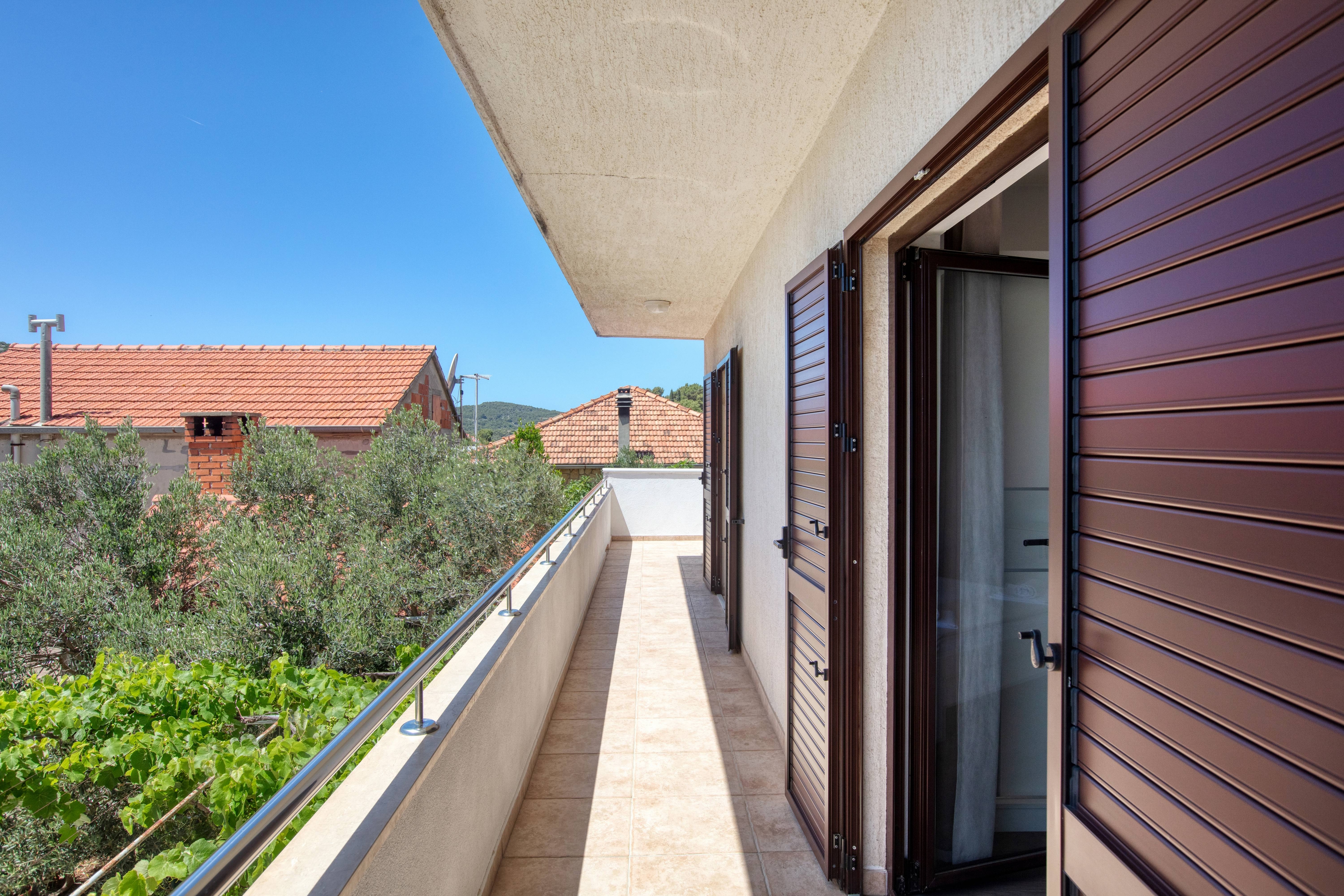 Three bedroom apartment with terrace and sea view Tisno, Murter  A-a