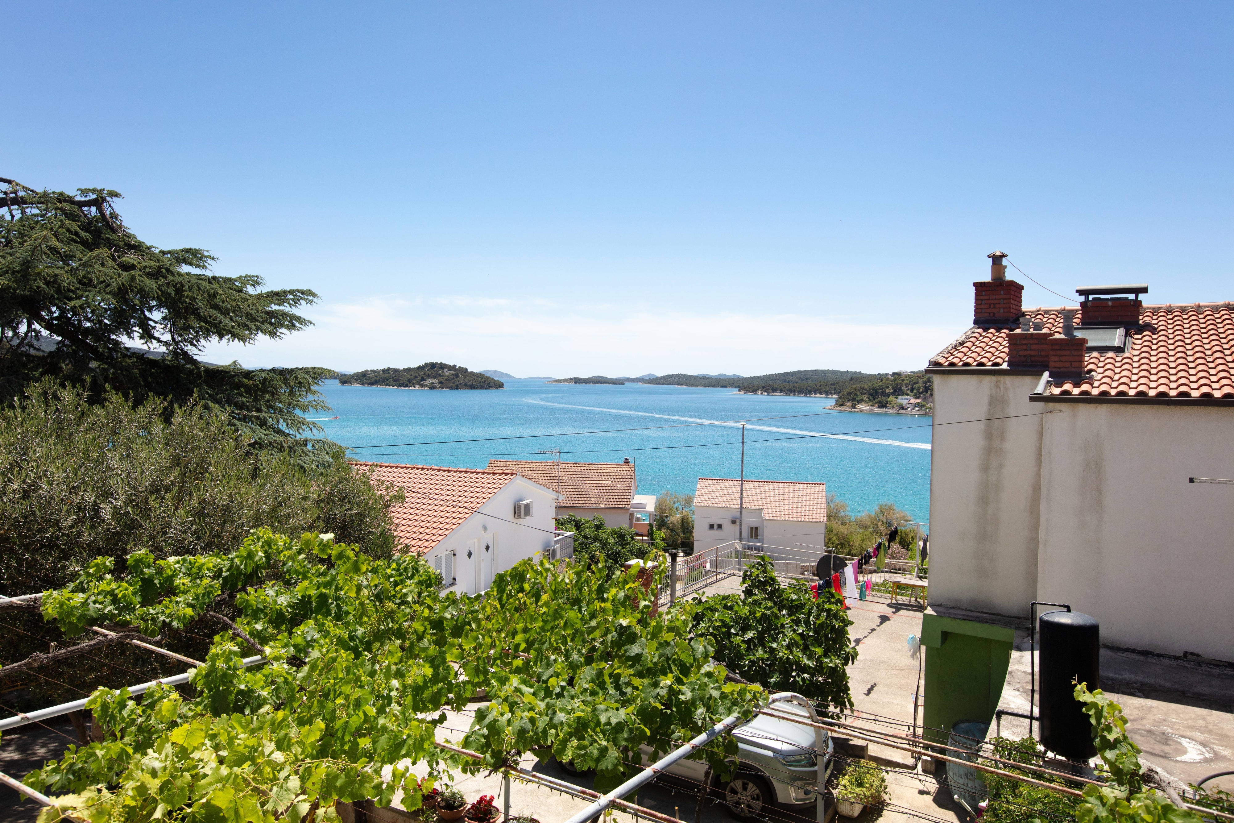 Three bedroom apartment with terrace and sea view Tisno, Murter  A-a