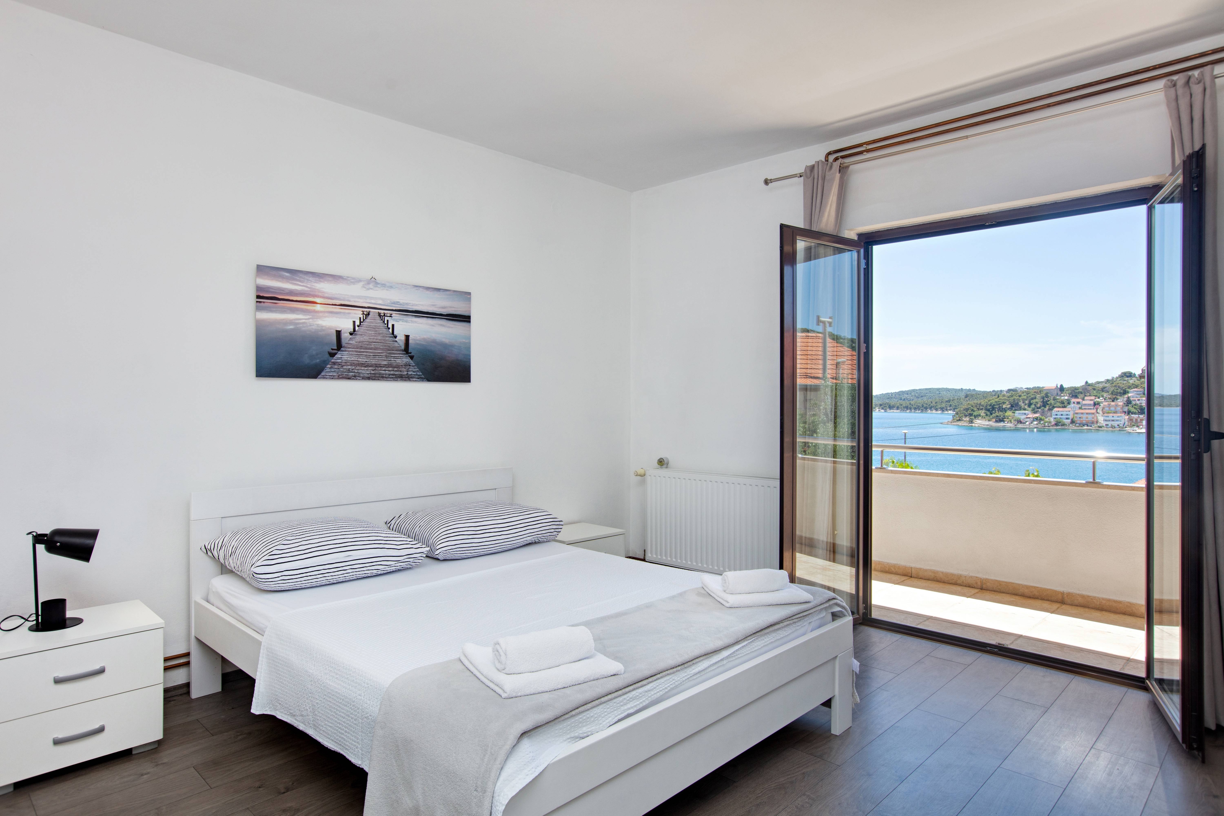 Three bedroom apartment with terrace and sea view Tisno, Murter  A-a
