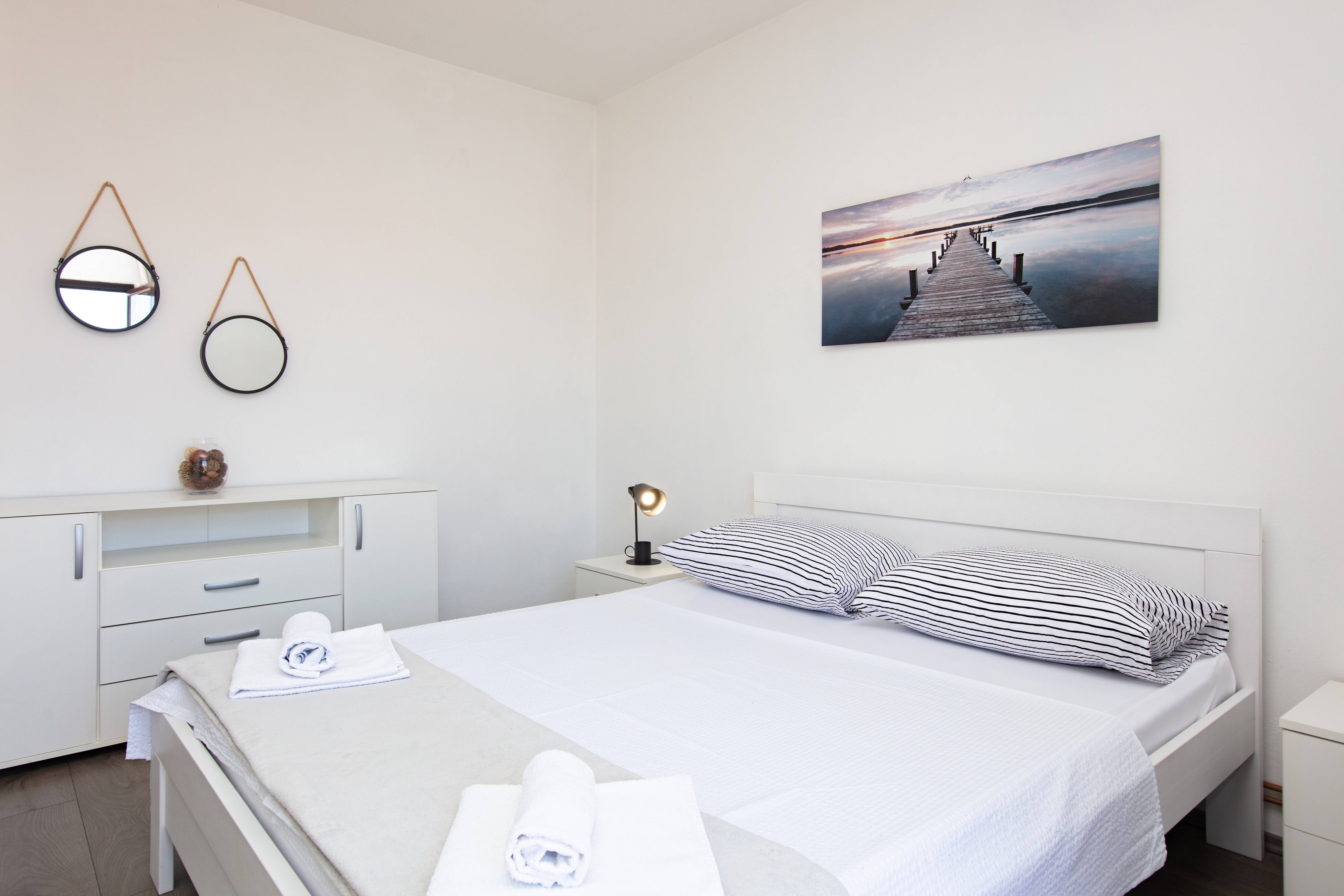 Three bedroom apartment with terrace and sea view Tisno, Murter  A-a