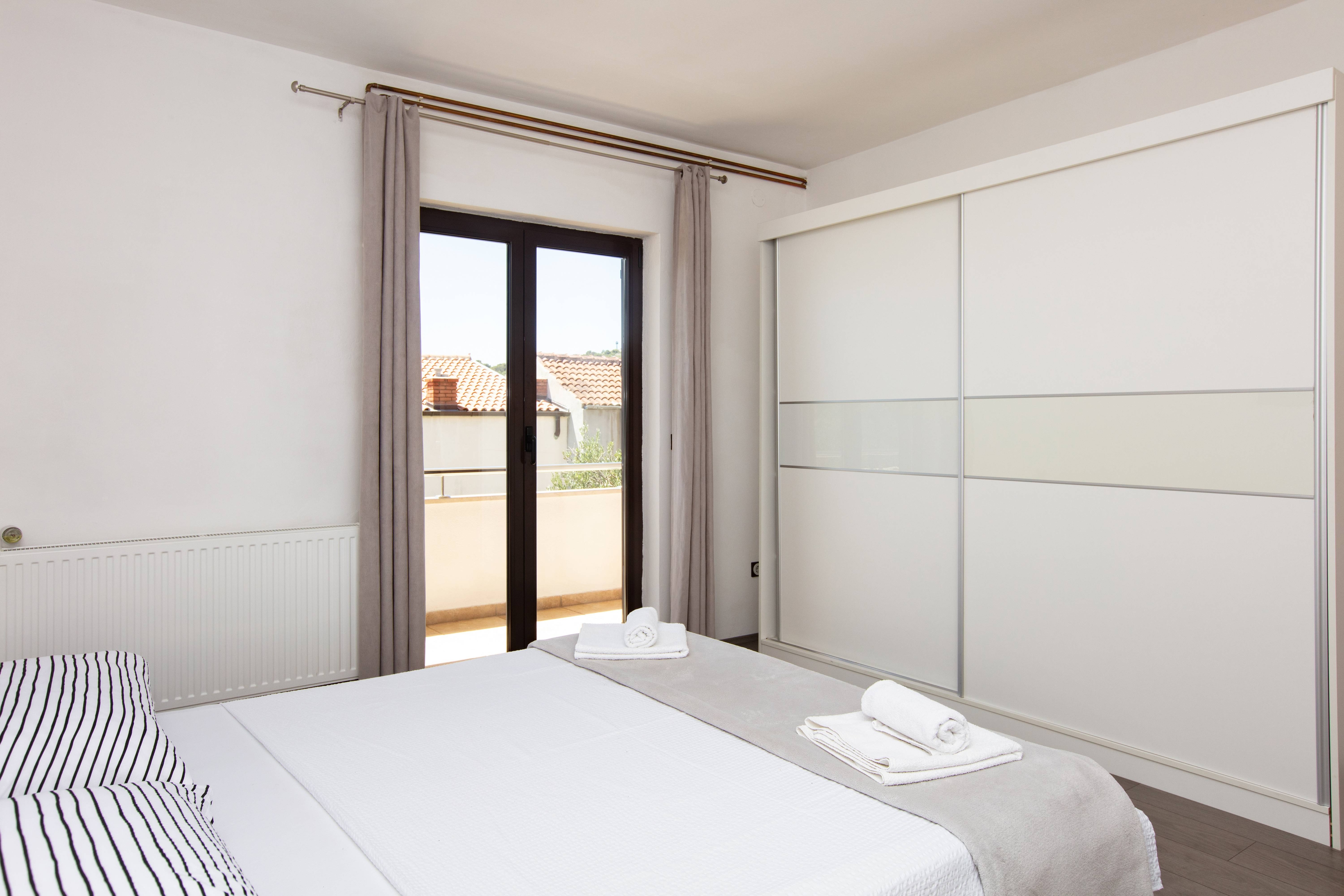 Three bedroom apartment with terrace and sea view Tisno, Murter  A-a