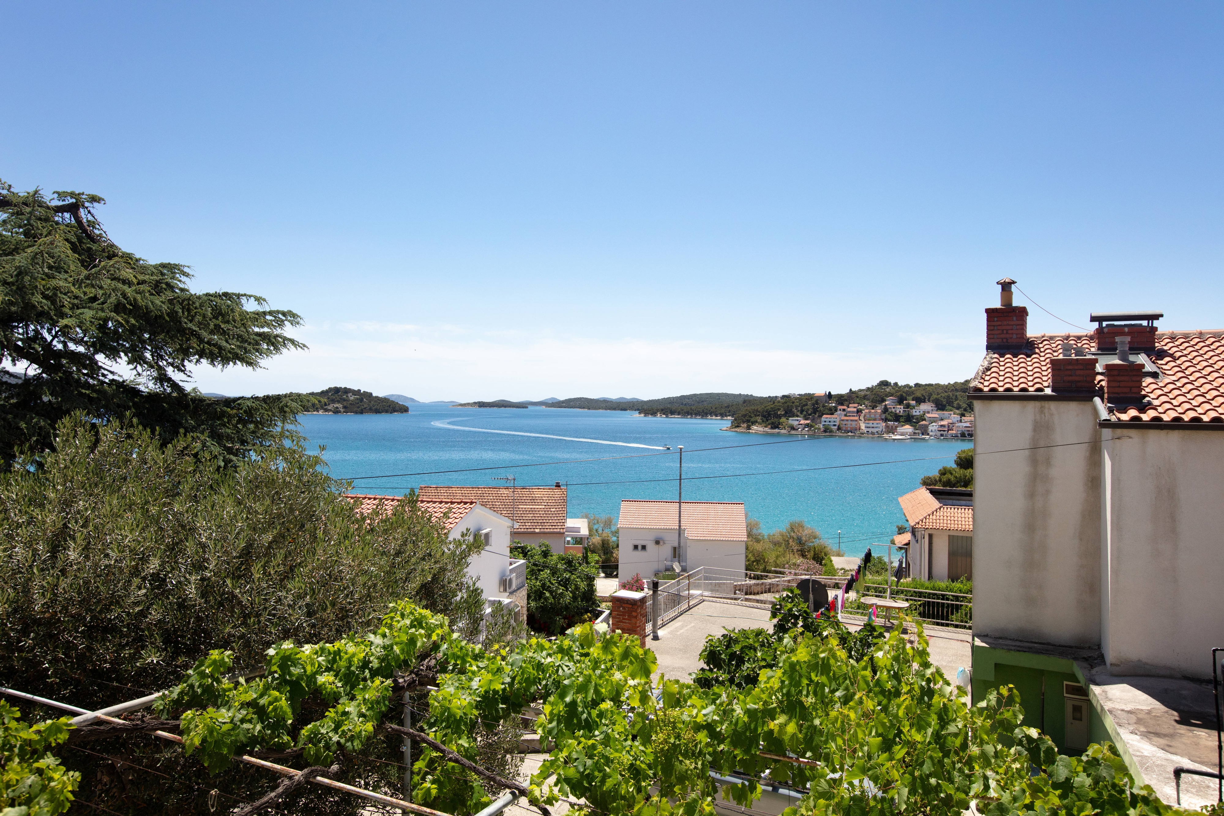 Three bedroom apartment with terrace and sea view Tisno, Murter  A-a