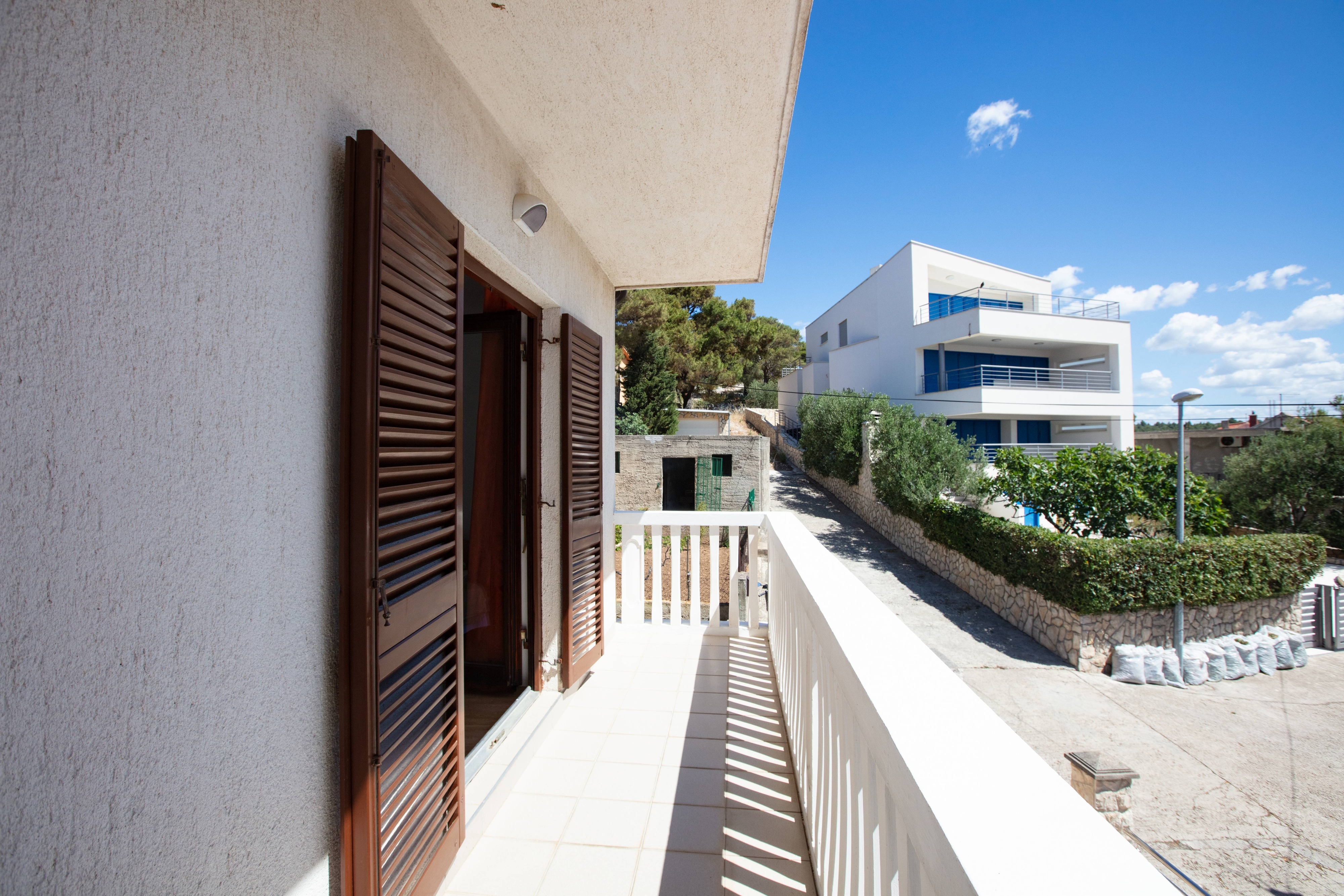 One bedroom apartment with terrace and sea view Tisno, Murter  A-b