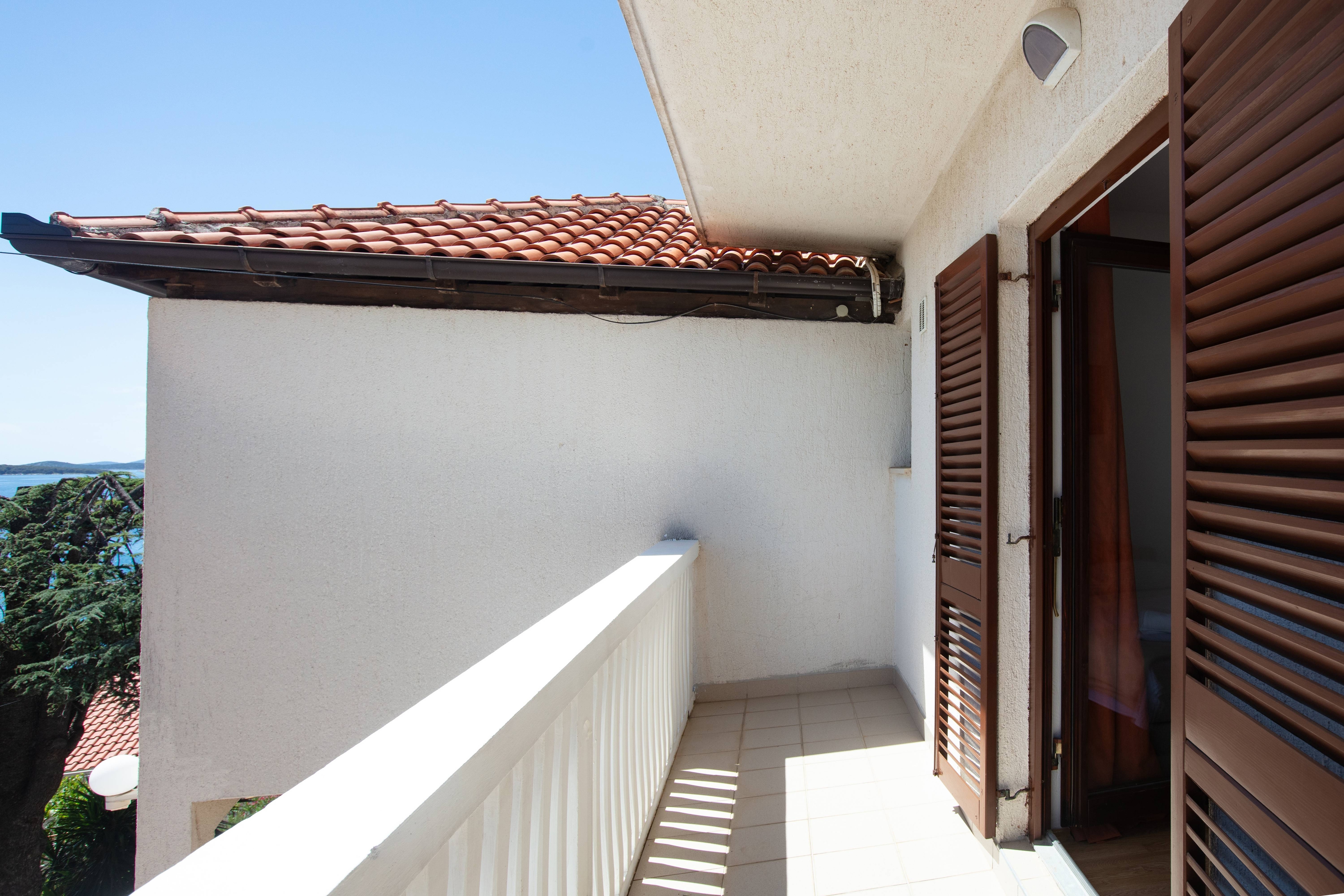 One bedroom apartment with terrace and sea view Tisno, Murter  A-b