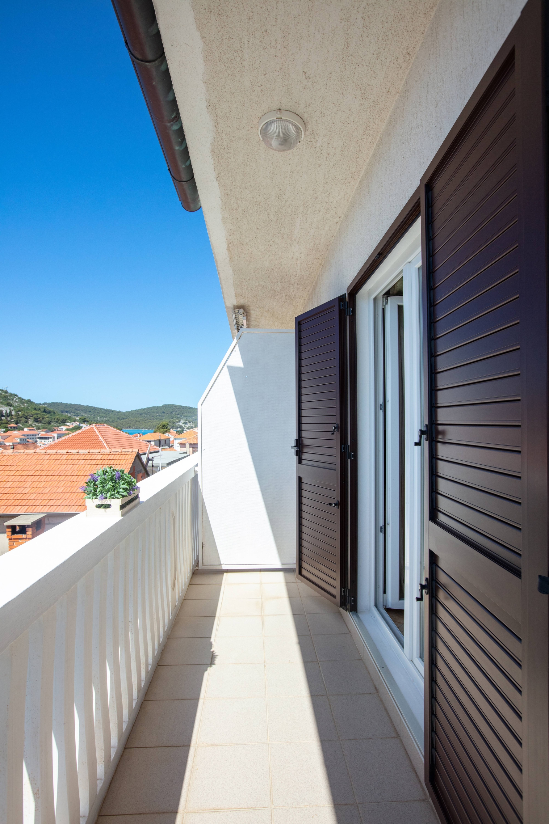 One bedroom apartment with terrace and sea view Tisno, Murter  A-b