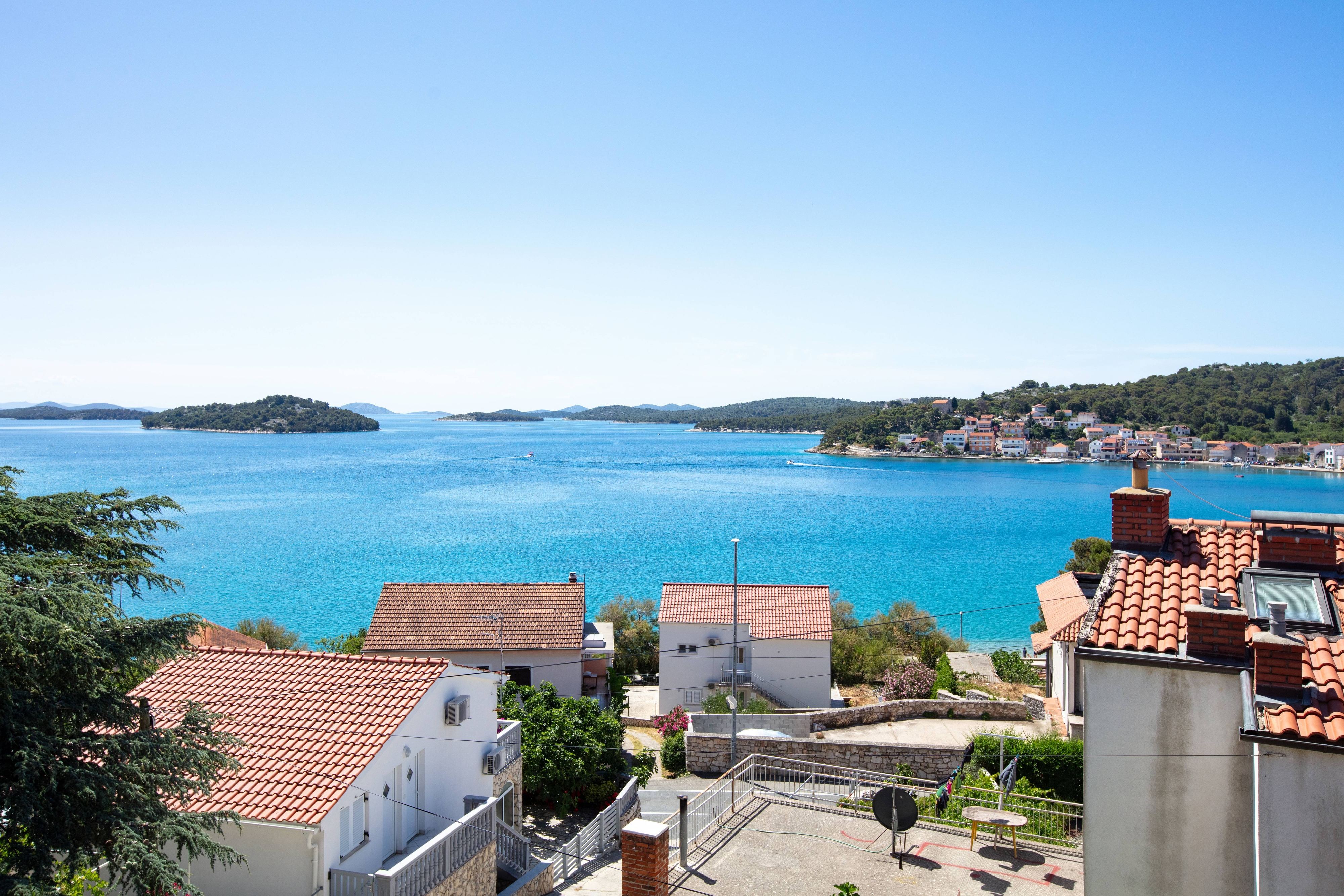 One bedroom apartment with terrace and sea view Tisno, Murter  A-b