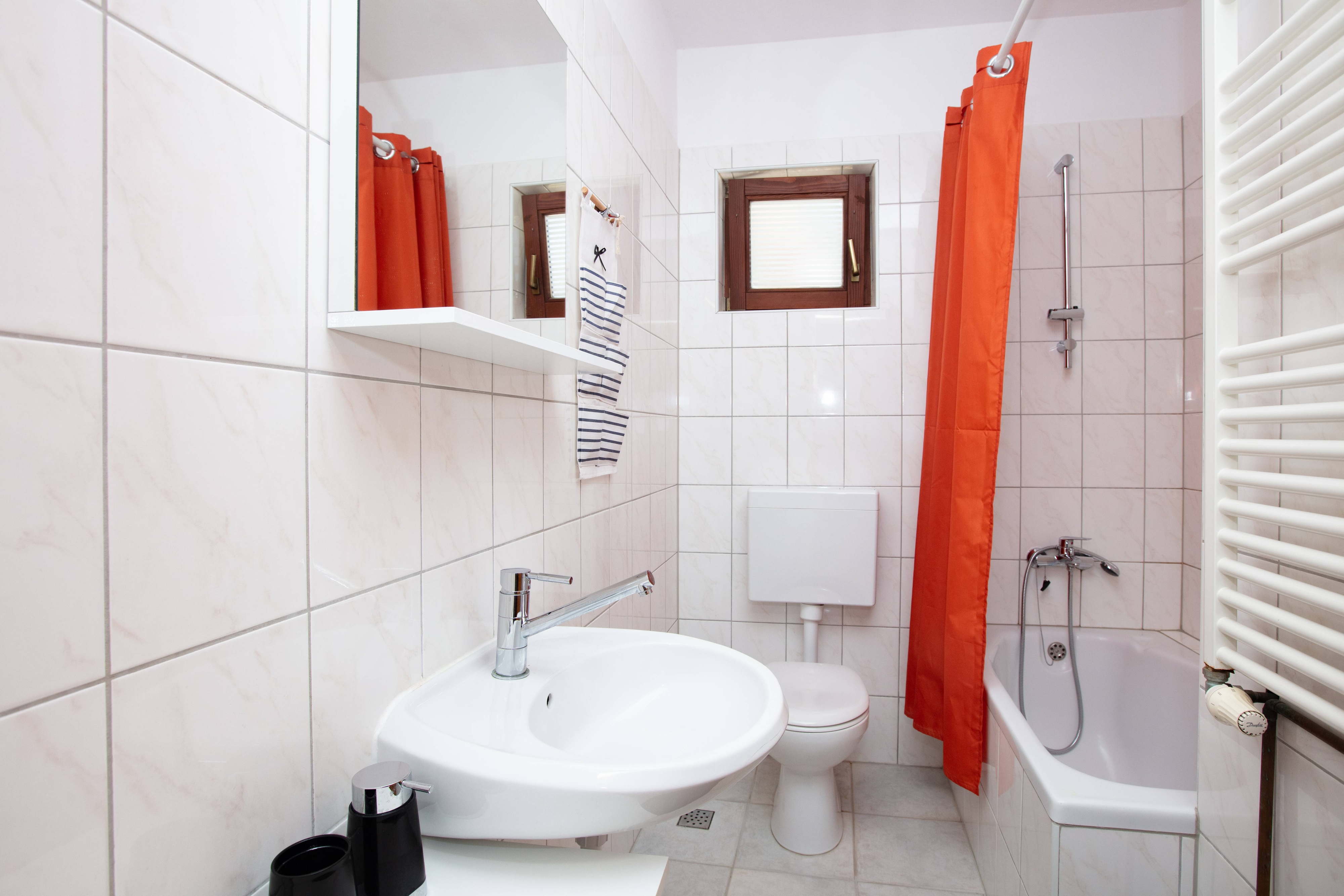 One bedroom apartment with terrace and sea view Tisno, Murter  A-b