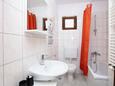 Tisno, Bathroom in the apartment, (pet friendly) and WiFi.