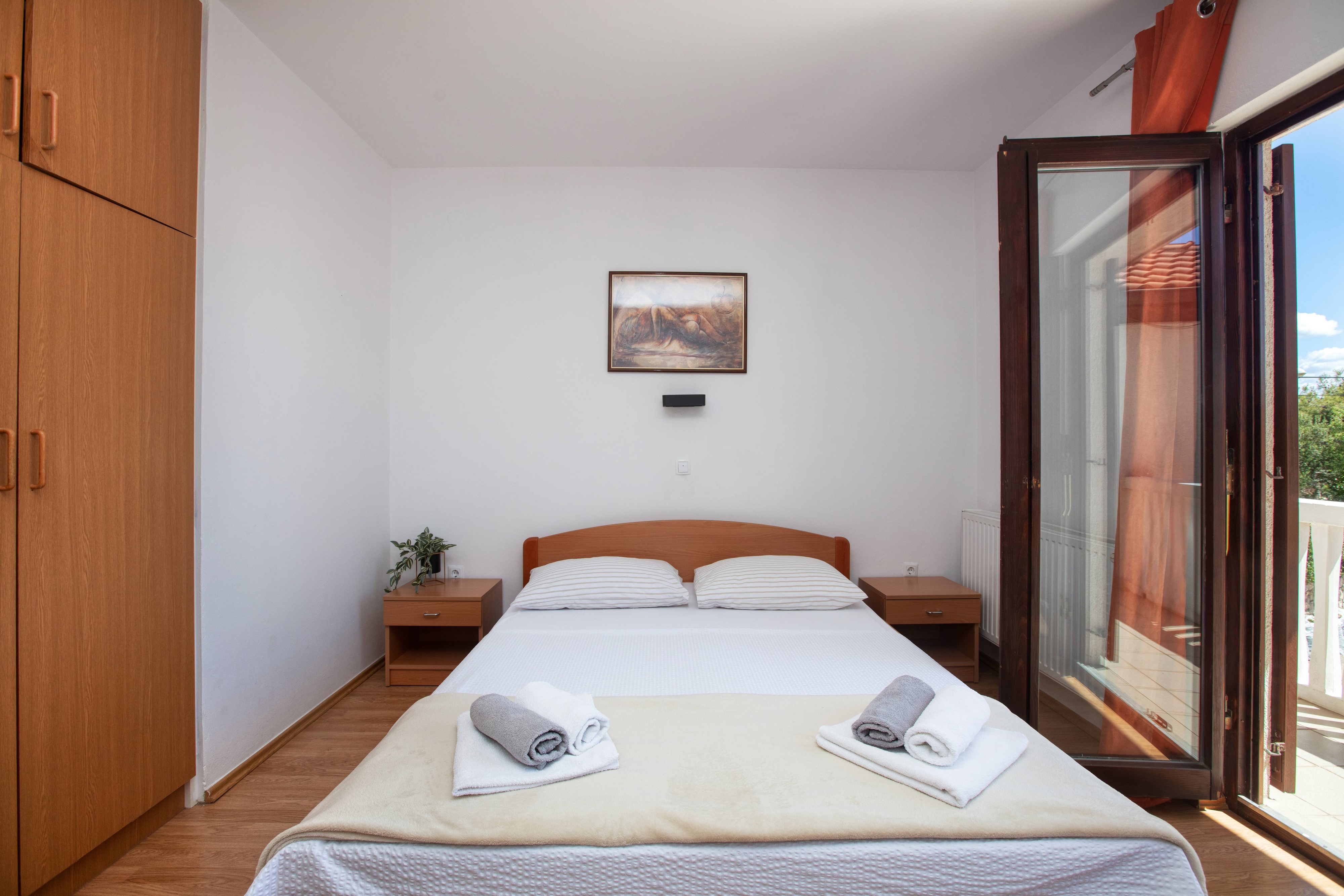 One bedroom apartment with terrace and sea view Tisno, Murter  A-b