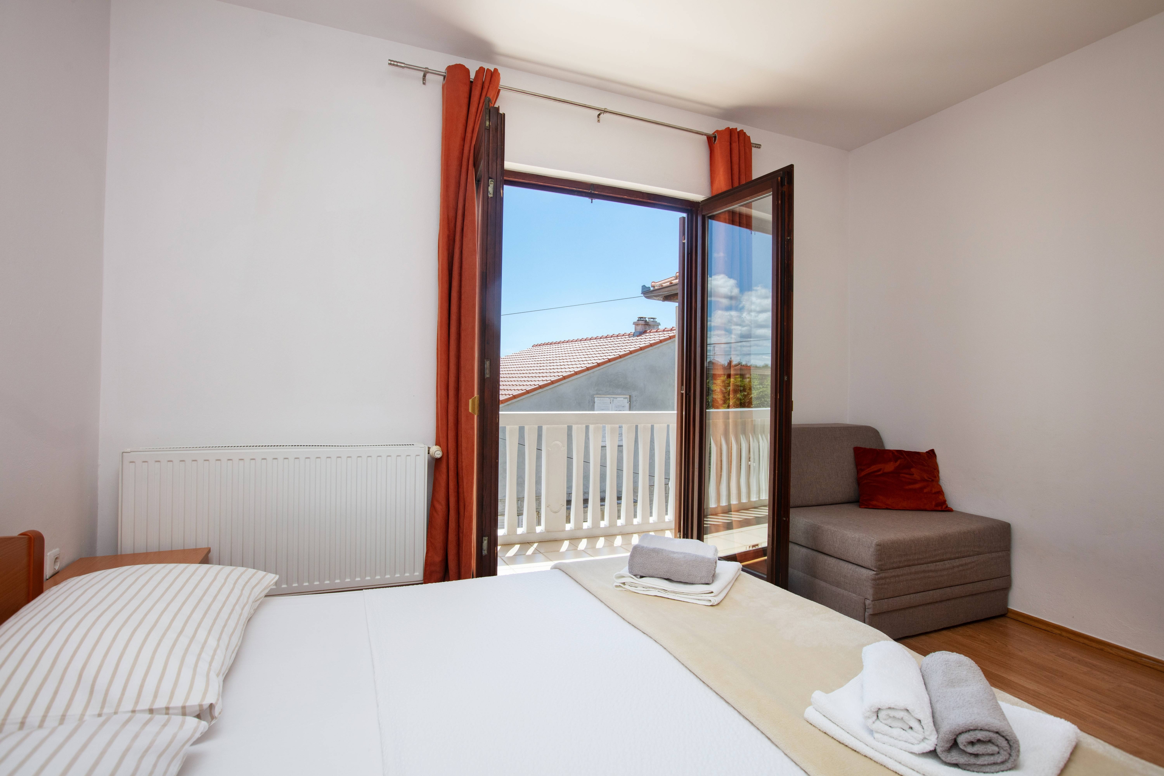 One bedroom apartment with terrace and sea view Tisno, Murter  A-b