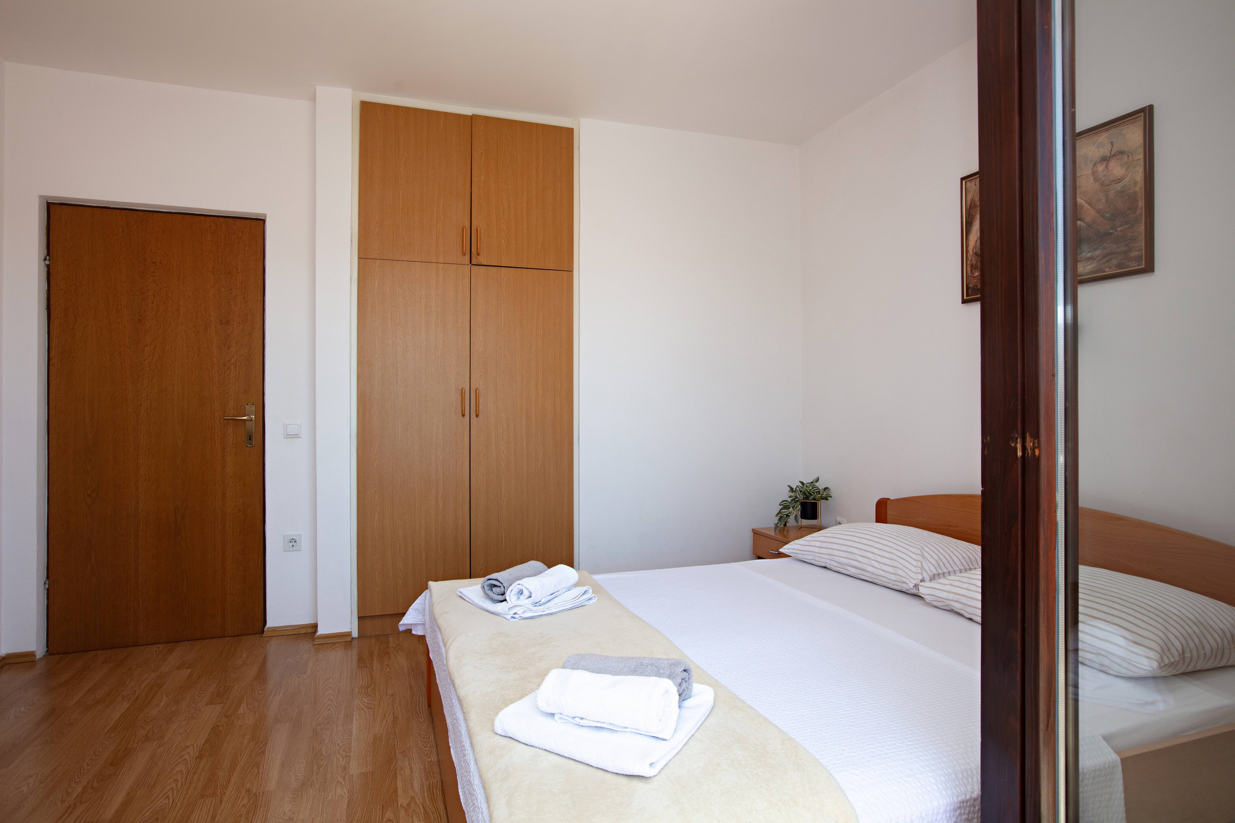 One bedroom apartment with terrace and sea view Tisno, Murter  A-b