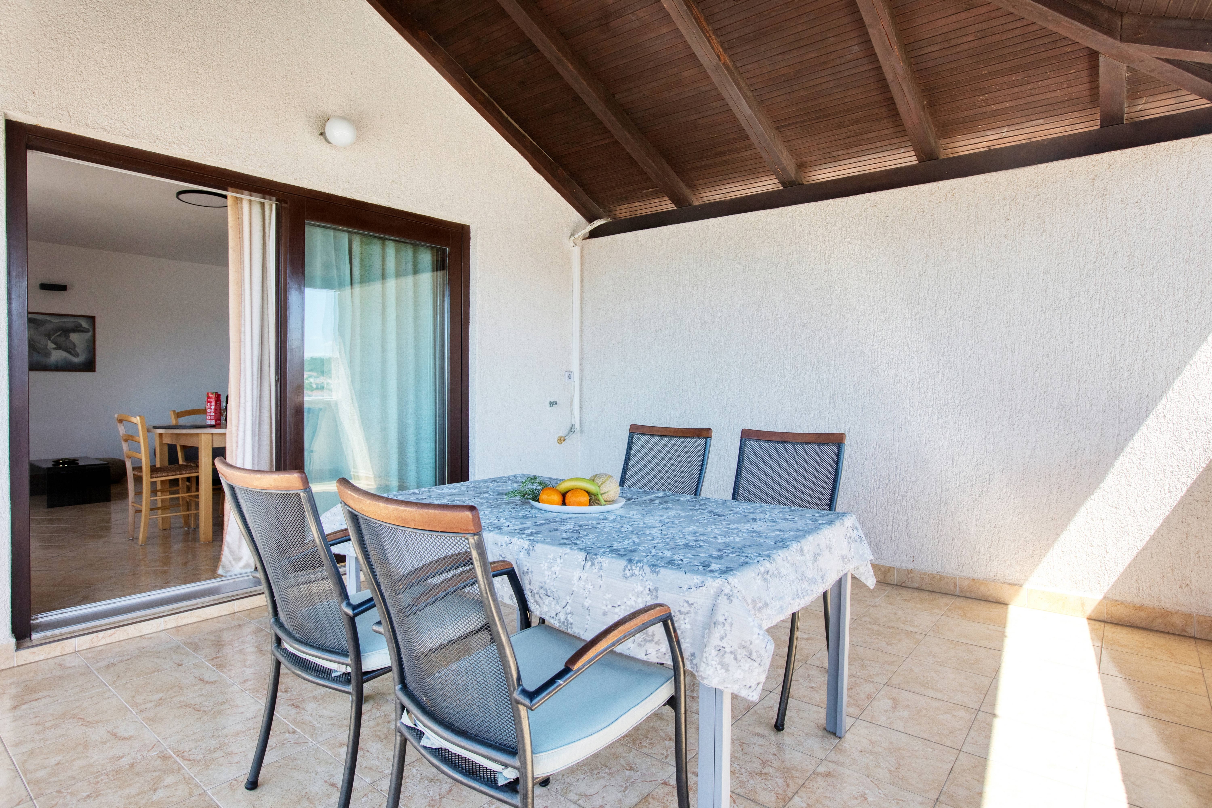 One bedroom apartment with terrace and sea view Tisno, Murter  A-b