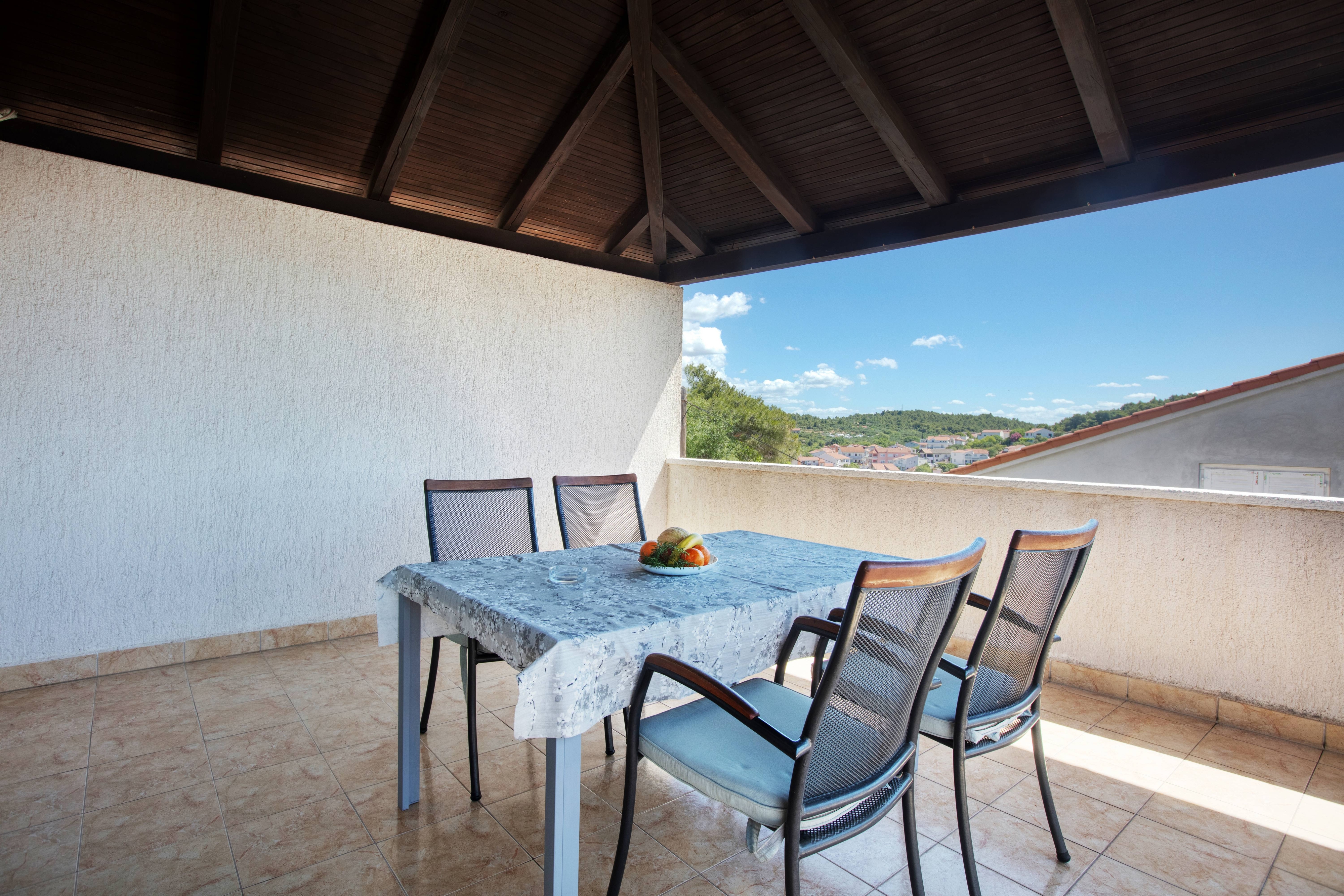 One bedroom apartment with terrace and sea view Tisno, Murter  A-b