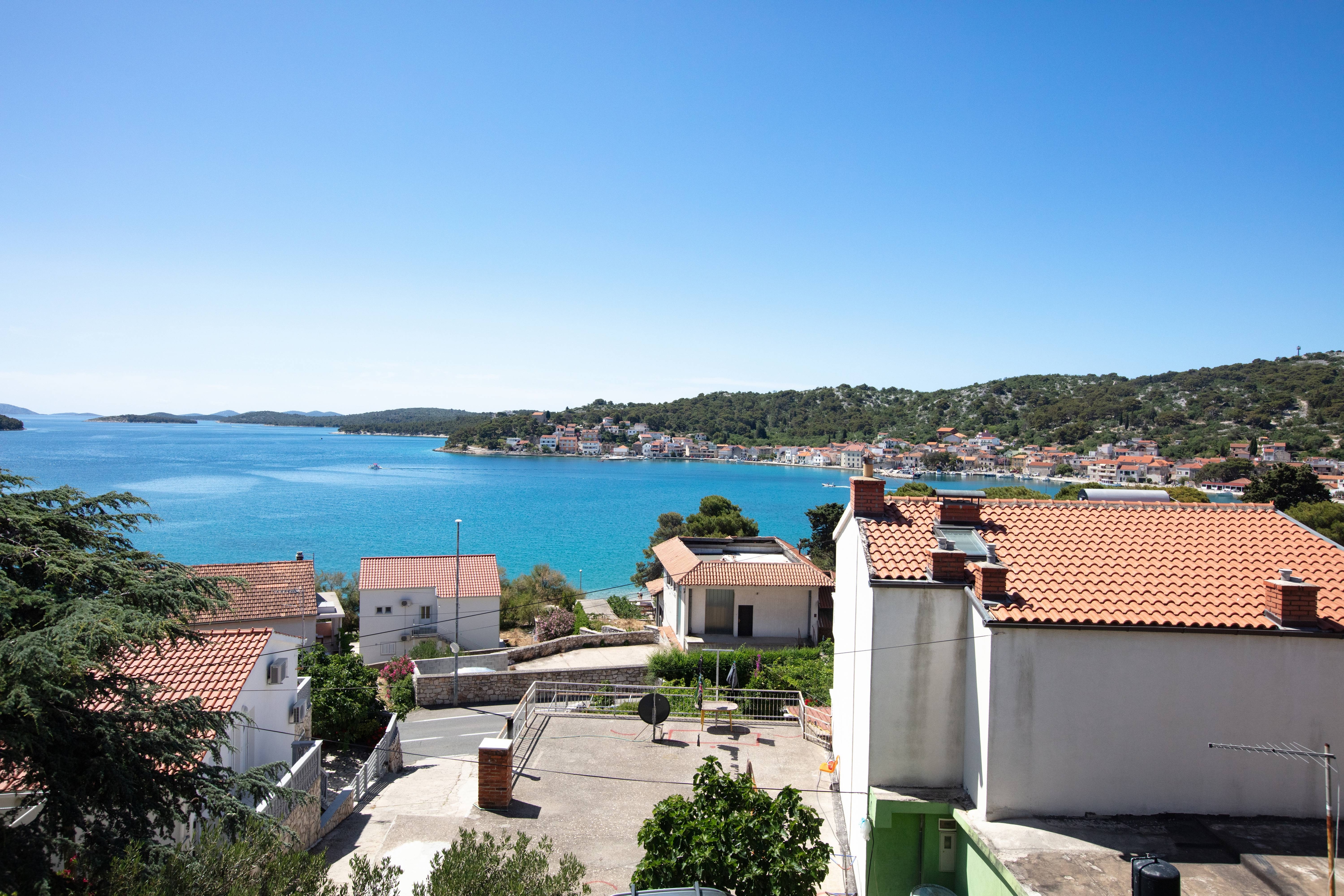 One bedroom apartment with terrace and sea view Tisno, Murter  A-b