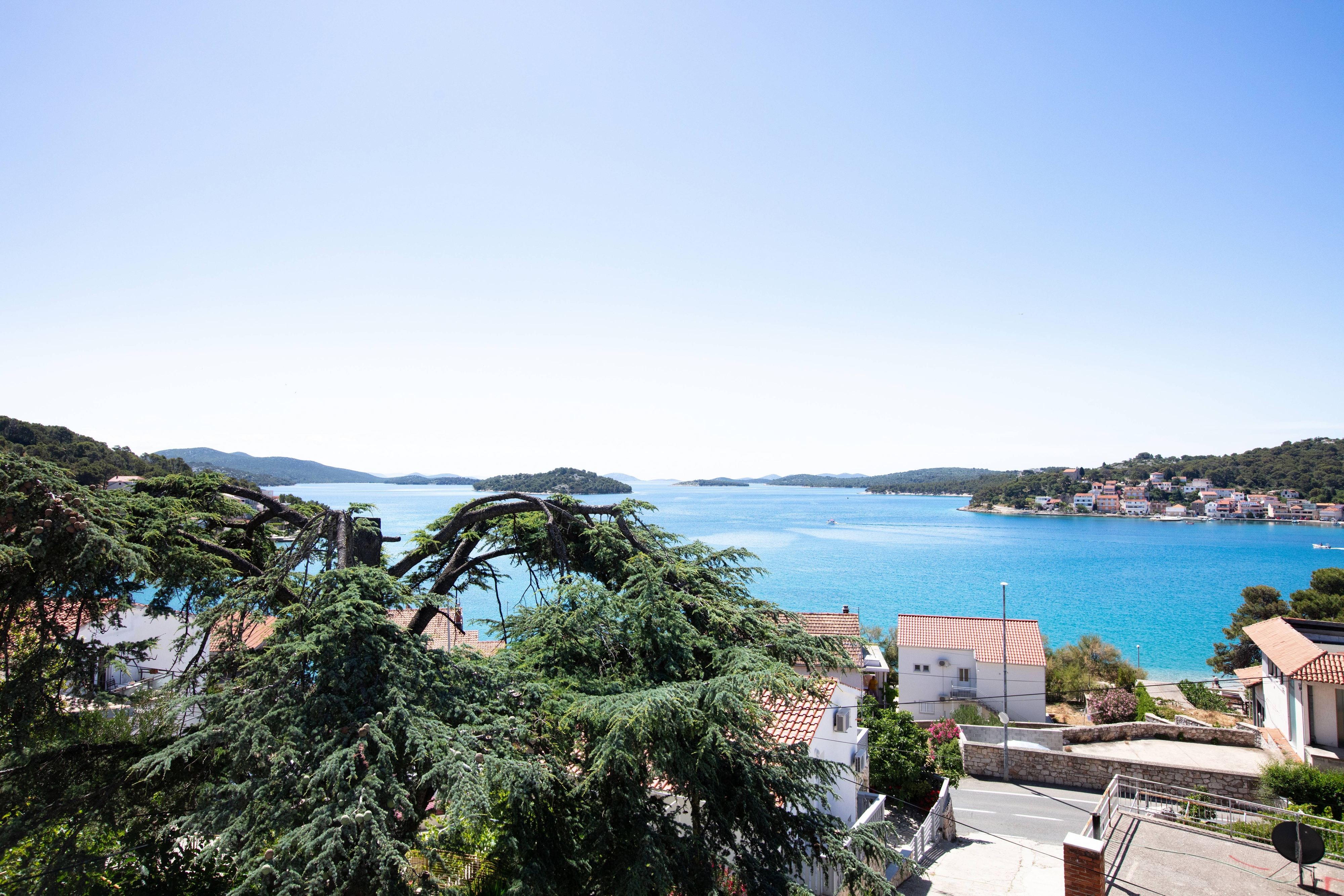 One bedroom apartment with terrace and sea view Tisno, Murter  A-b