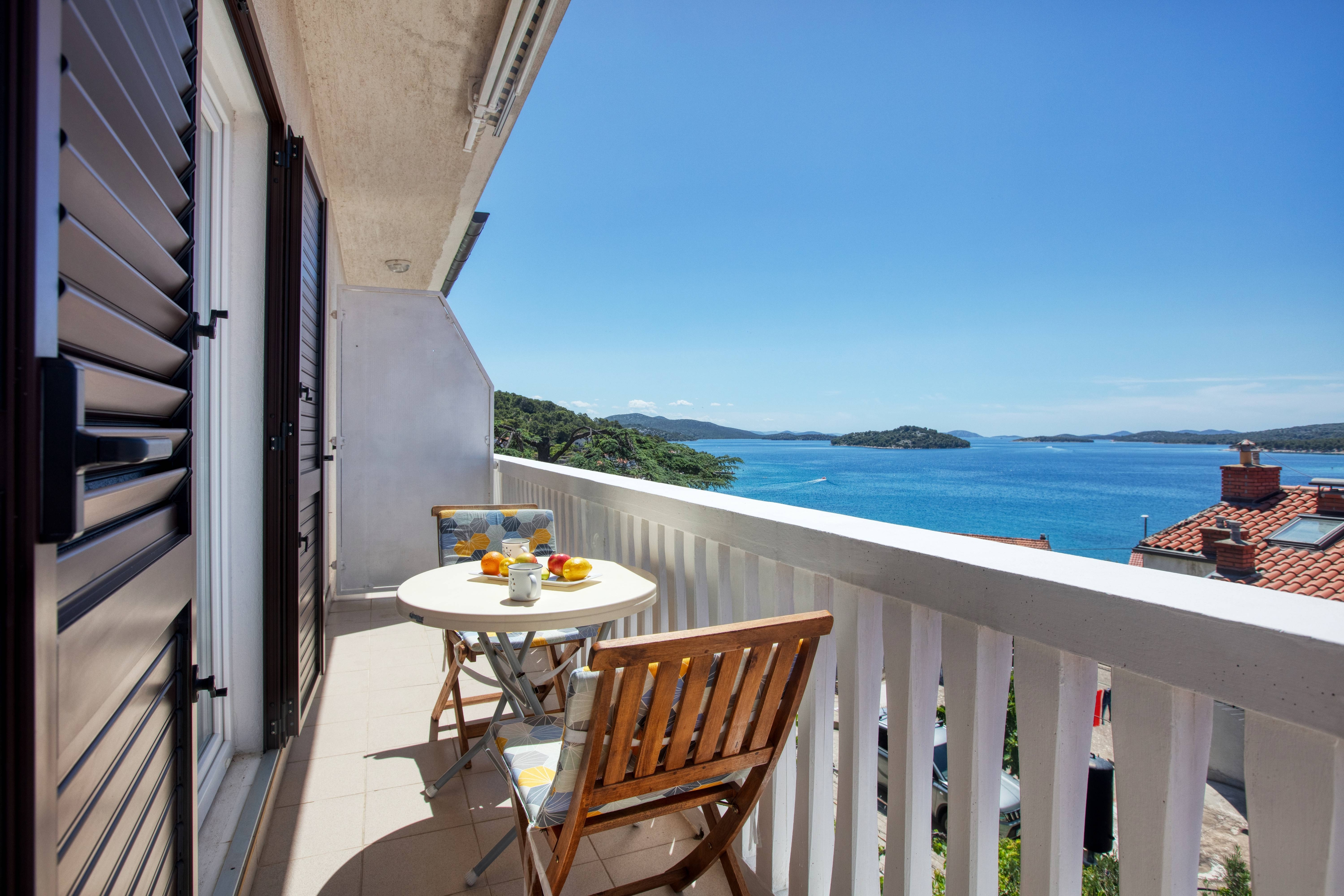 One bedroom apartment with balcony and sea view Tisno (Murter) (A-812-c)