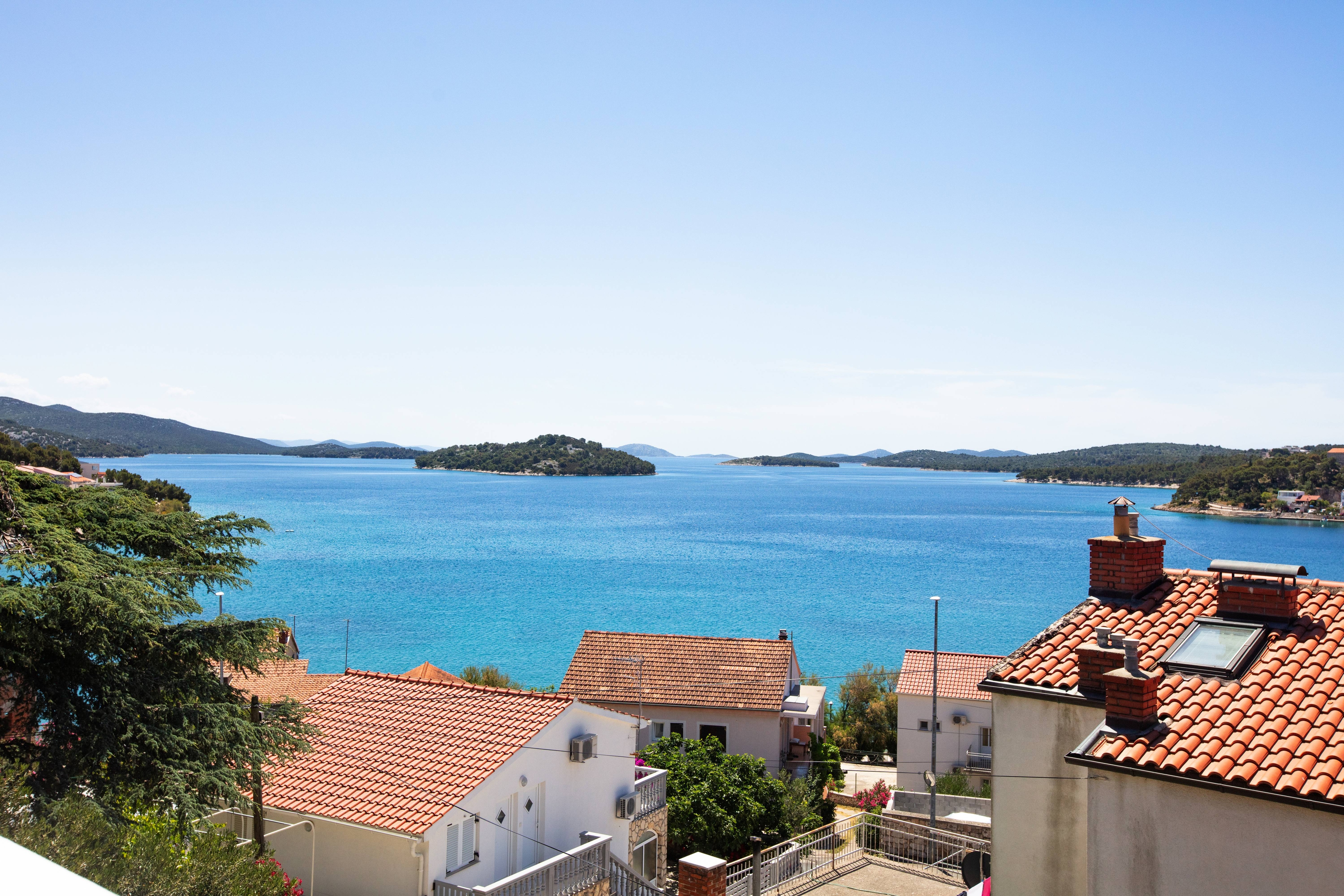 One bedroom apartment with balcony and sea view Tisno, Murter  A-c