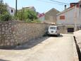 Sali, Dugi otok, Parkeerplaats 8121 - Appartementen near sea with pebble beach.