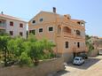 Sali, Dugi otok, Szálláshely 8121 - Apartmanok a tenger közelében kavicsos stranddal.