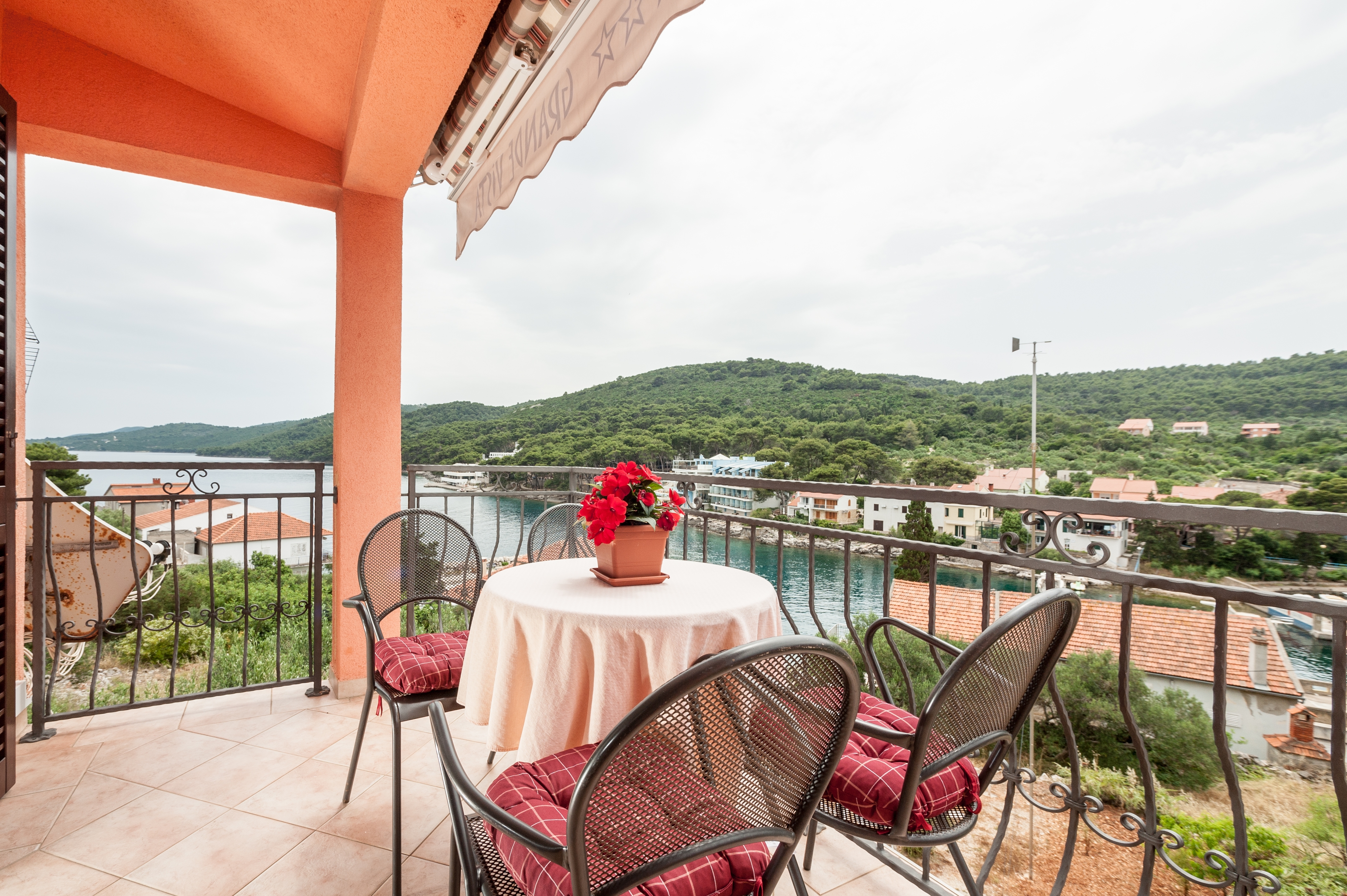 Two bedroom apartment with terrace and sea view Božava (Dugi otok) (A-8124-a) Two bedroom apartment with terrace and sea view Božava (Dugi otok) (A-8124-a)