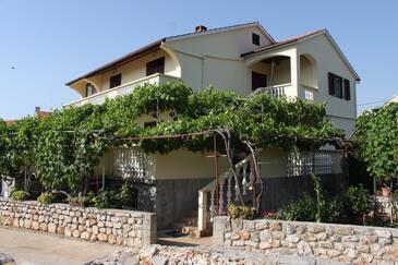 Sali, Dugi otok, Propiedad 8136 - Apartamentos with pebble beach.