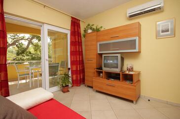 Sali, Sala de estar in the apartment, air condition available y WiFi.