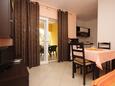 Sali, Dining room in the apartment, air condition available and WiFi.