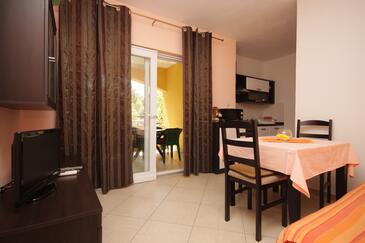 Sali, Dining room in the apartment, air condition available and WiFi.