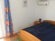 Tisno, Slaapkamer in the apartment, air condition available, (pet friendly) en WiFi.