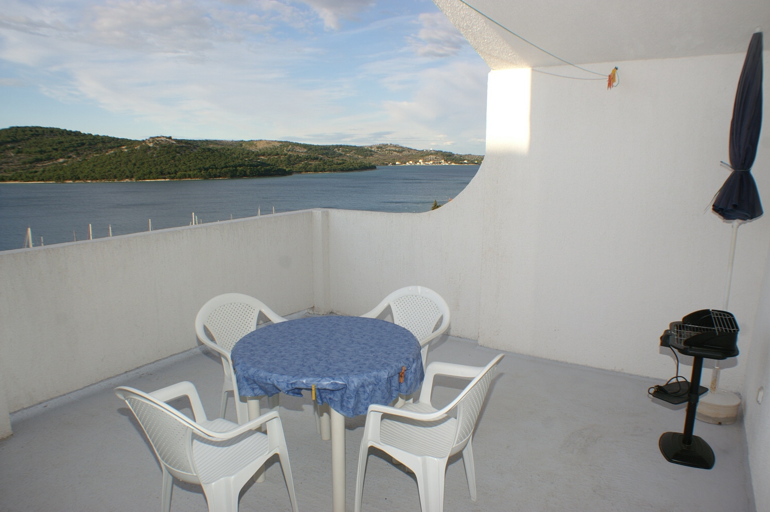 One bedroom apartment with terrace and sea view Tisno, Murter  A-b