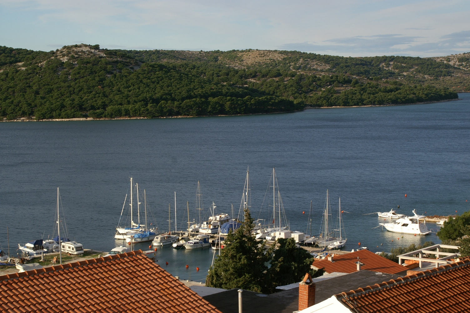 One bedroom apartment with terrace and sea view Tisno, Murter  A-b