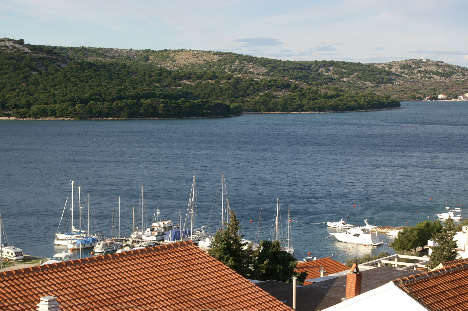 One bedroom apartment with terrace and sea view Tisno, Murter  A-c