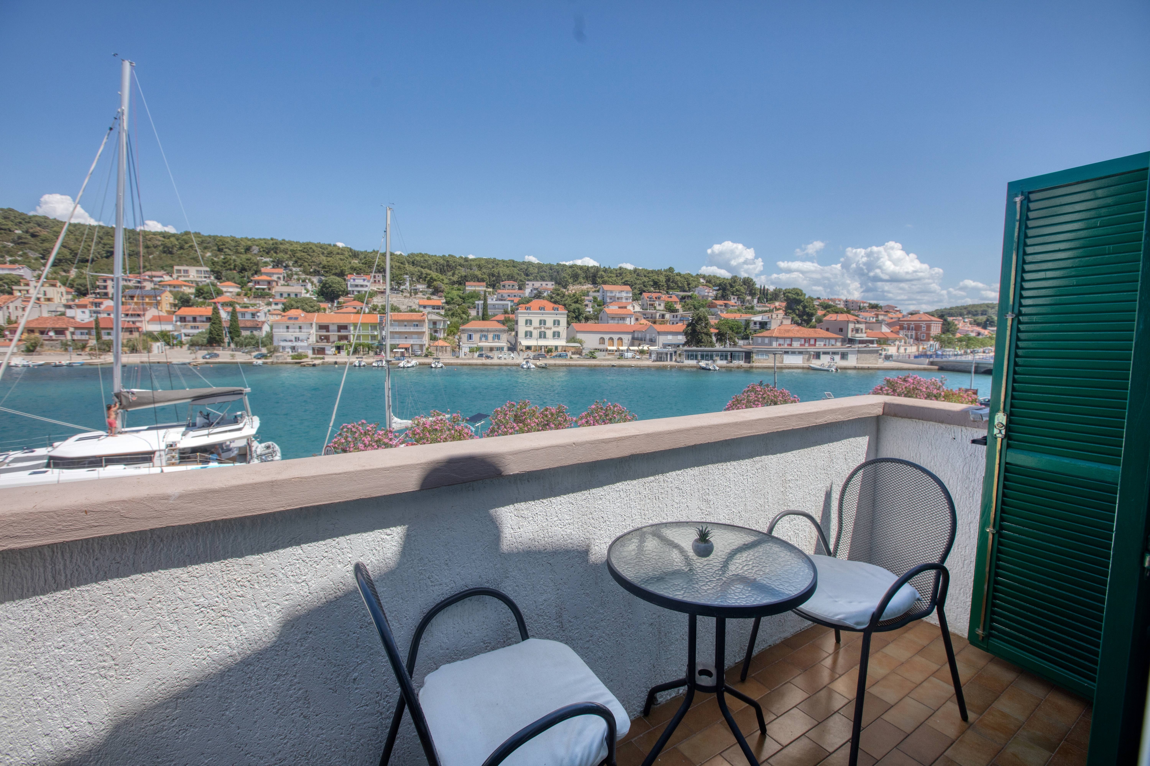 One bedroom apartment with balcony and sea view Tisno, Murter  A-a