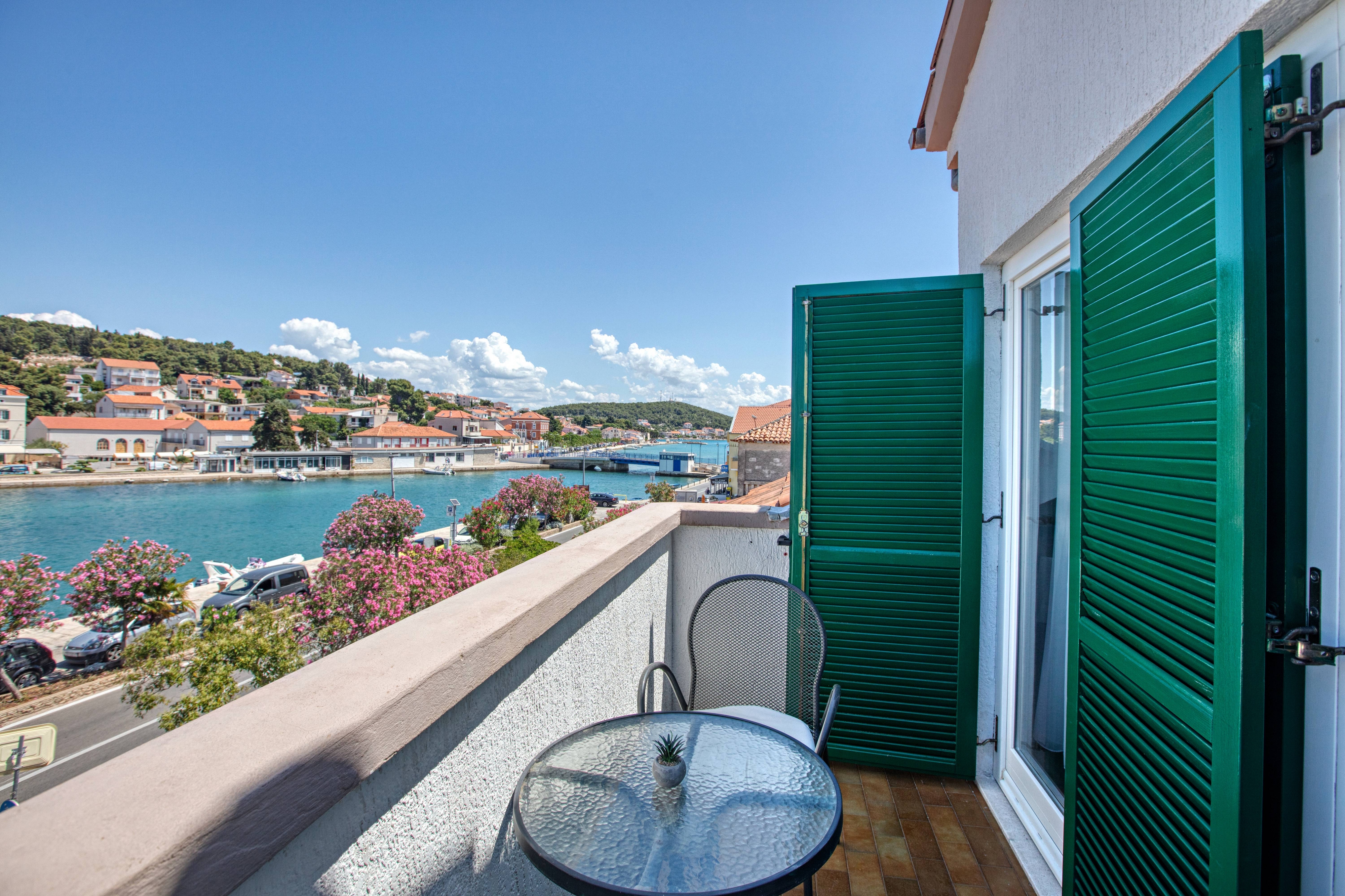 One bedroom apartment with balcony and sea view Tisno, Murter  A-a