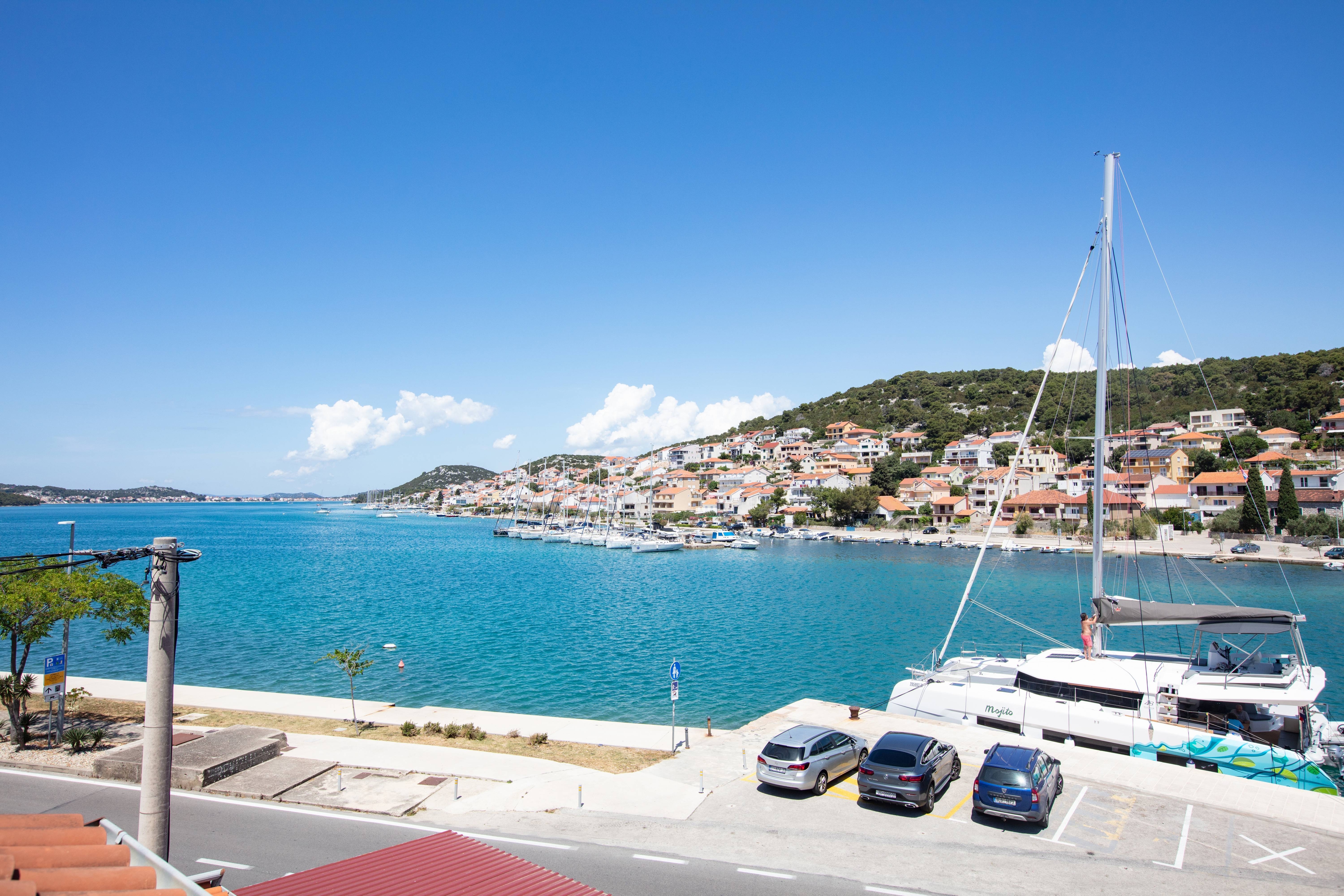 One bedroom apartment with balcony and sea view Tisno, Murter  A-a
