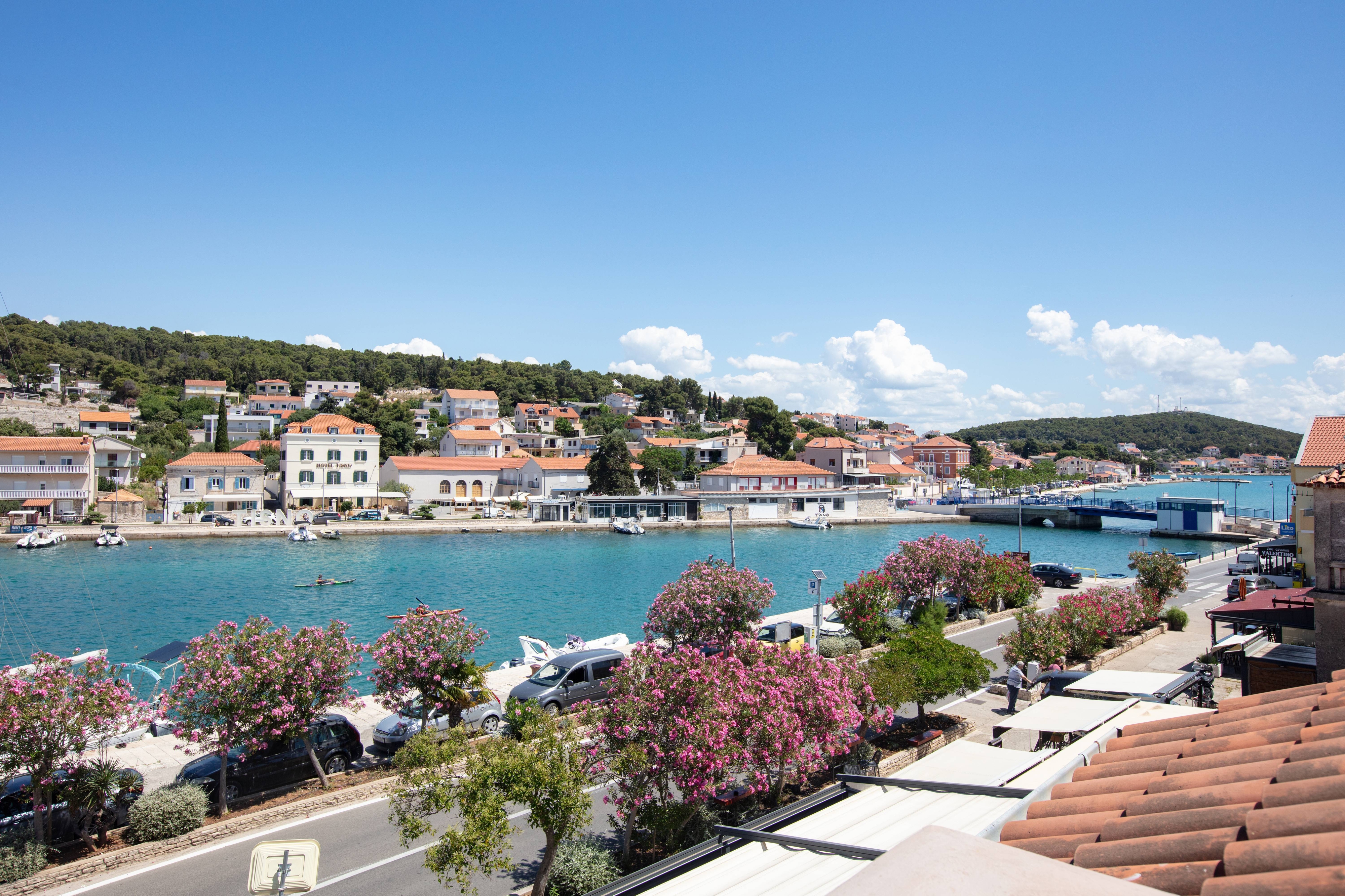 One bedroom apartment with balcony and sea view Tisno, Murter  A-a