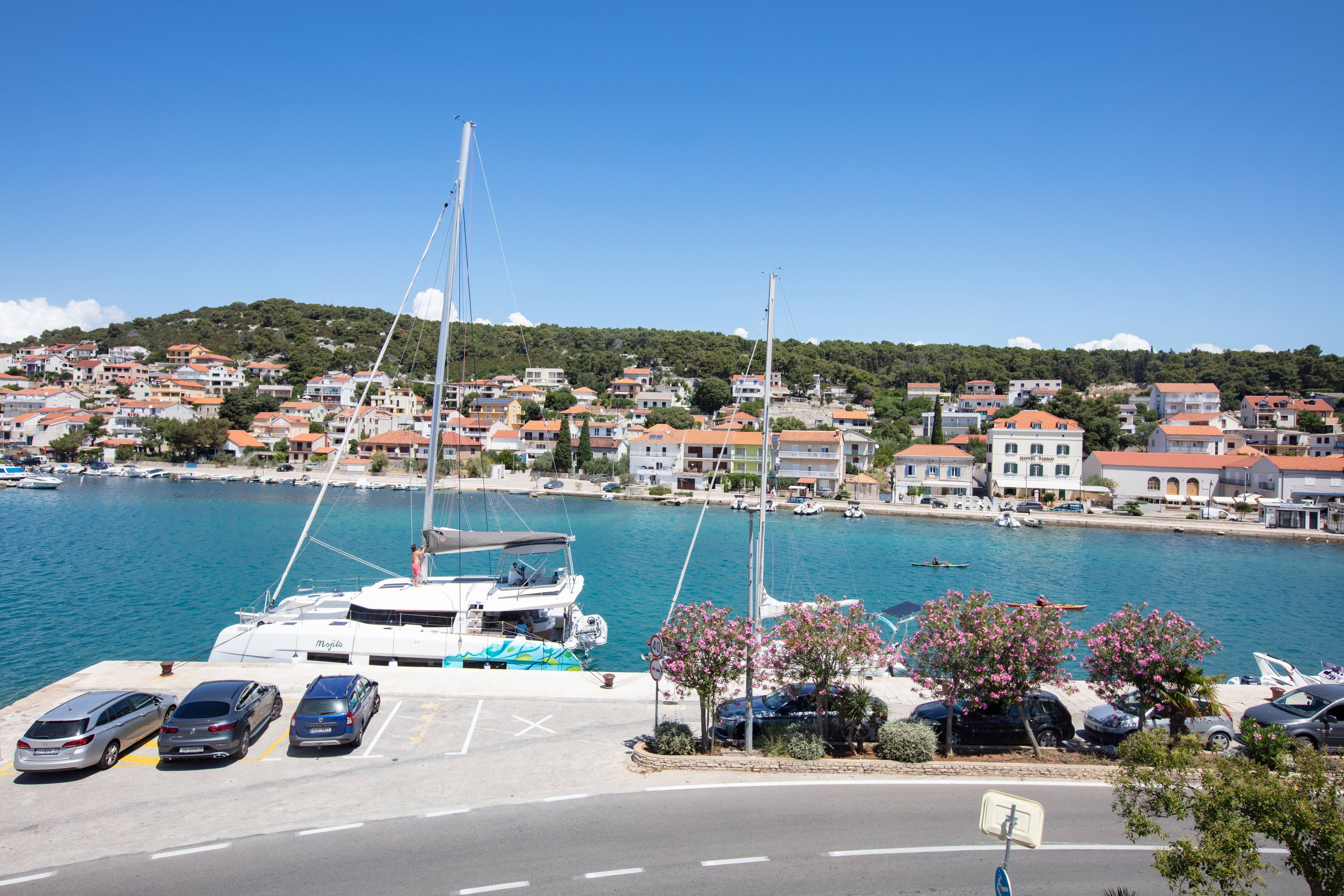 One bedroom apartment with balcony and sea view Tisno, Murter  A-a