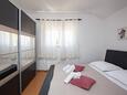 Tisno, Bedroom in the apartment, (pet friendly) and WiFi.